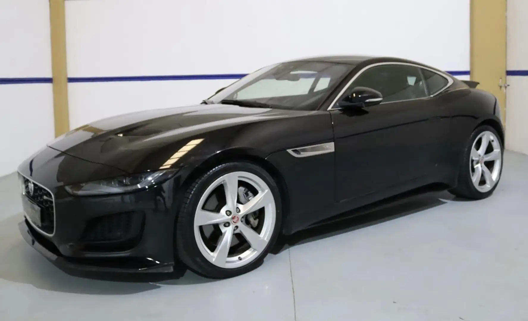Jaguar F-Type 2.0 I4 300PS RWD Auto R-Dynamic Zwart - 1