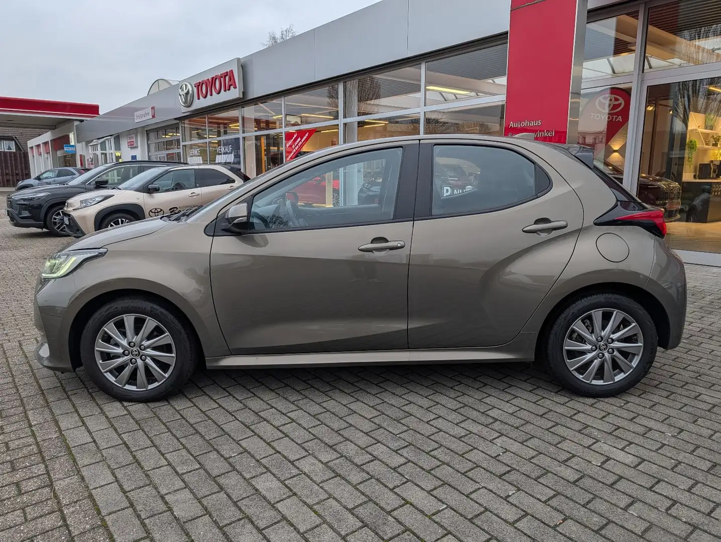 Toyota Yaris 1.5-l-VVT-i Hybrid CVT Active Techn. Sitzh Grau - 2