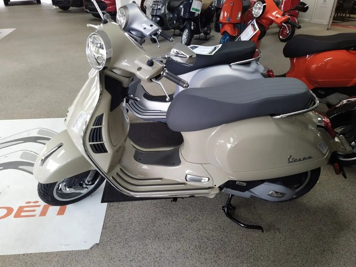 Vespa GTS 310 E5 + Nero Convinto + Beige Avvolgente Чорний - 2