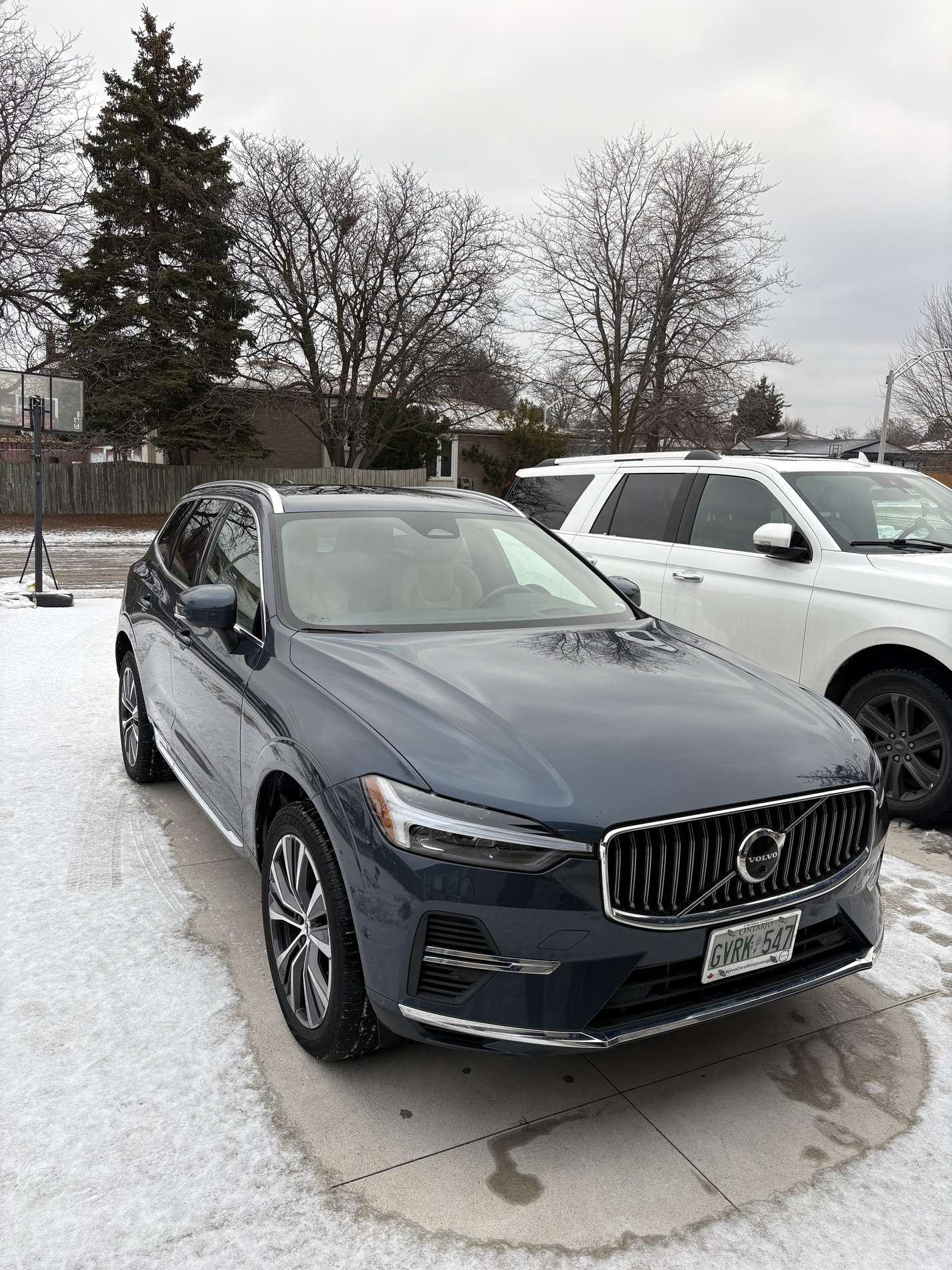2022 Volvo XC60 T8 eAWD PHEV Inscription -Ltd Avail- alt 2