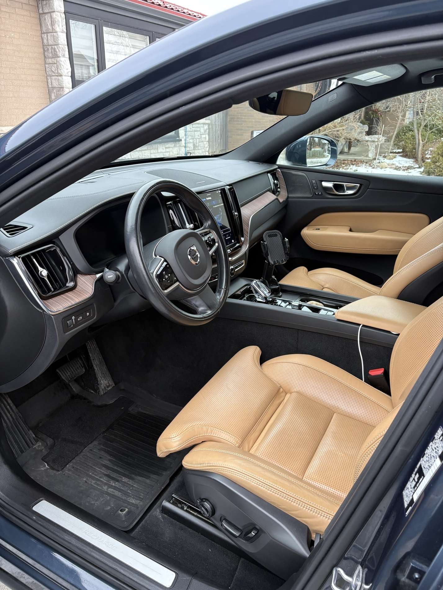 2022 Volvo XC60 T8 eAWD PHEV Inscription -Ltd Avail- alt 5