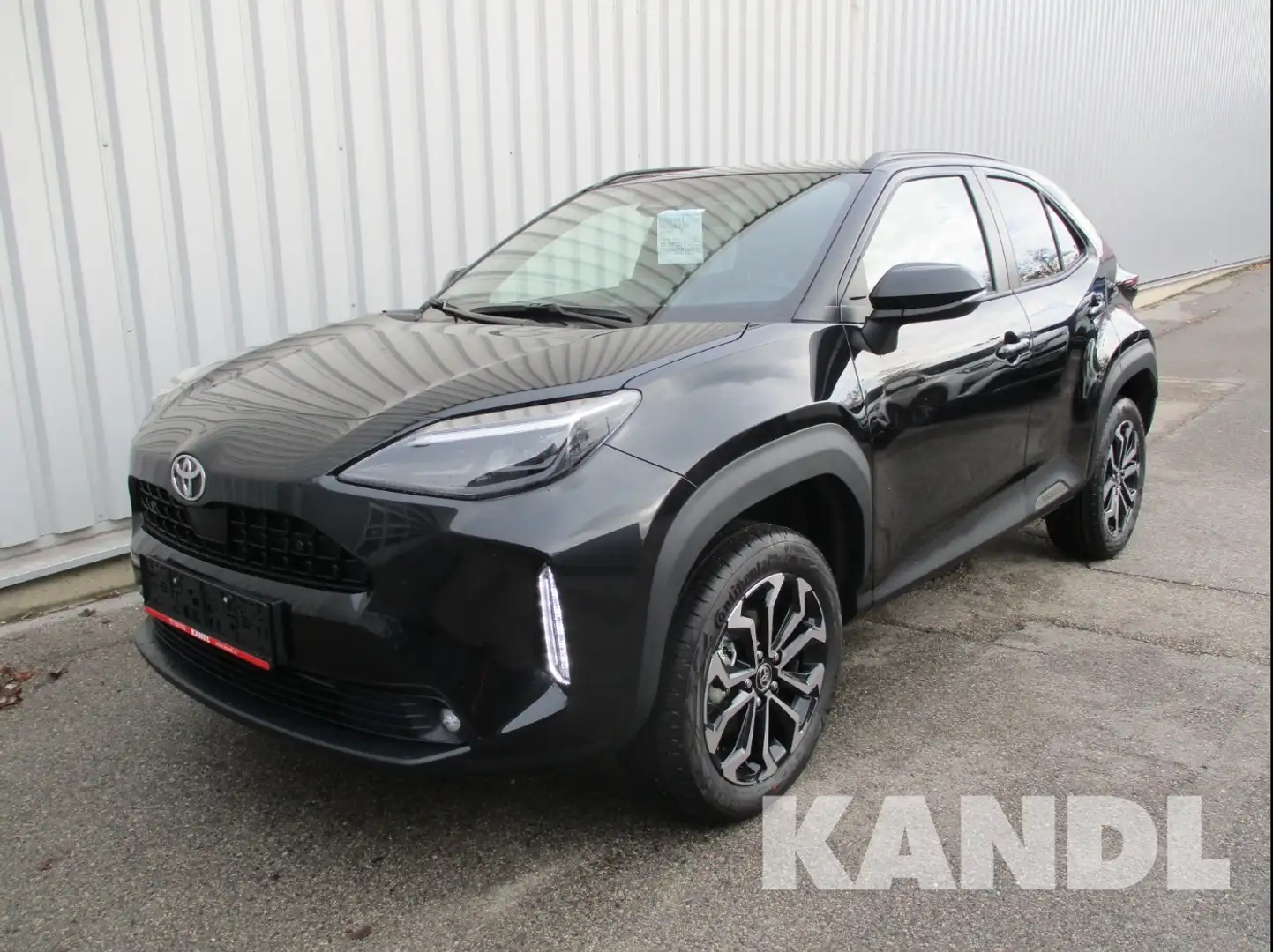 Toyota Yaris Cross 1.5 VVT-i Hybrid Active Drive Aut. Schwarz - 1