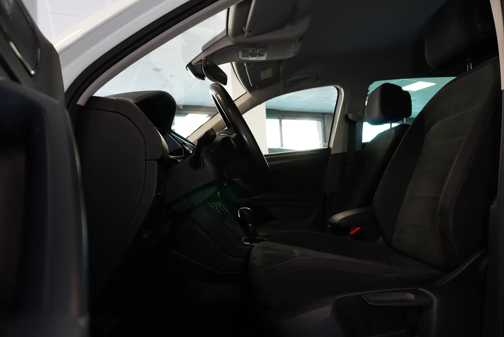Volkswagen Tiguan 2.0 TDI SCR DSG 4MOTION Sport BMT Wit - 2