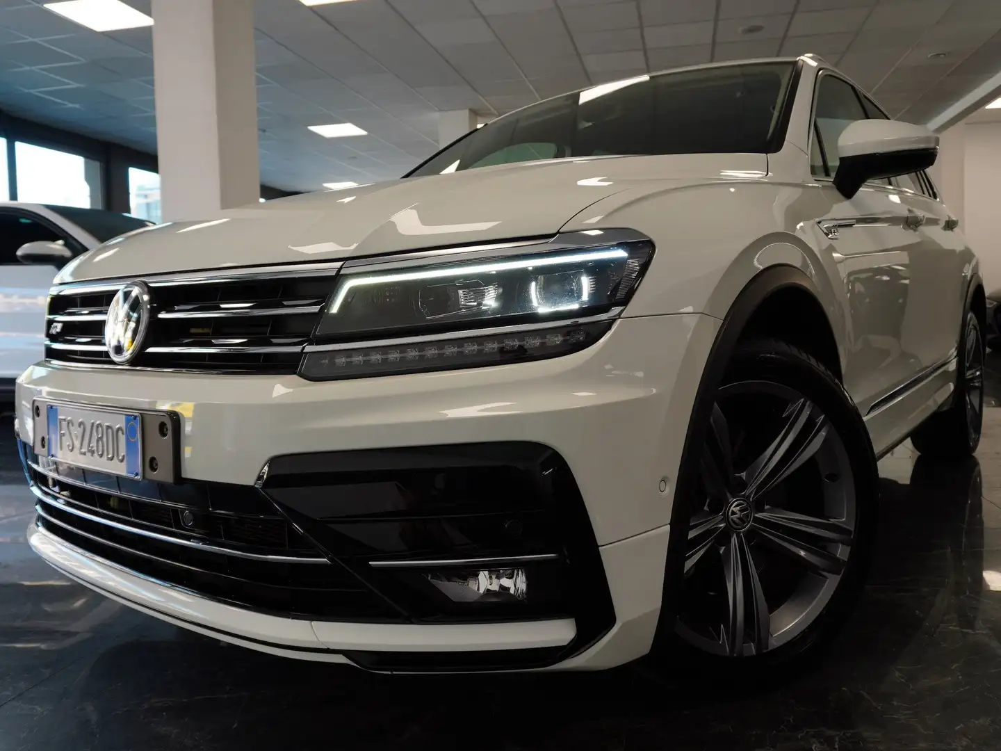 Volkswagen Tiguan 2.0 TDI SCR DSG 4MOTION Sport BMT Wit - 1