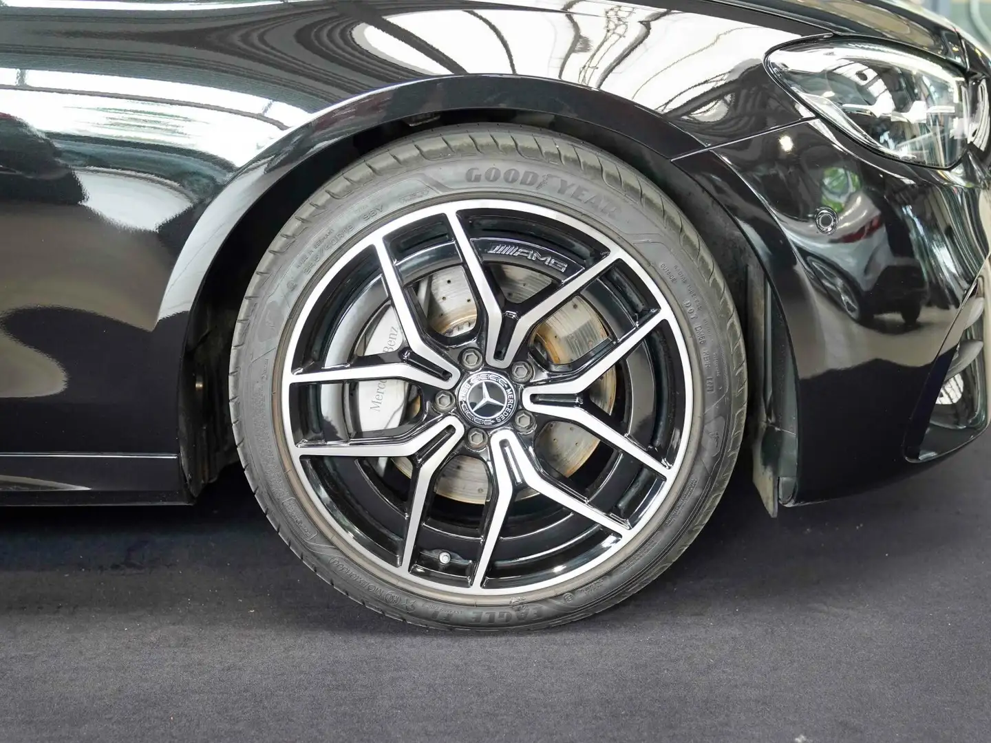 Mercedes-Benz E 220 E 220 d T AMG Line Night Totwinkel 360° CarPlay Schwarz - 2
