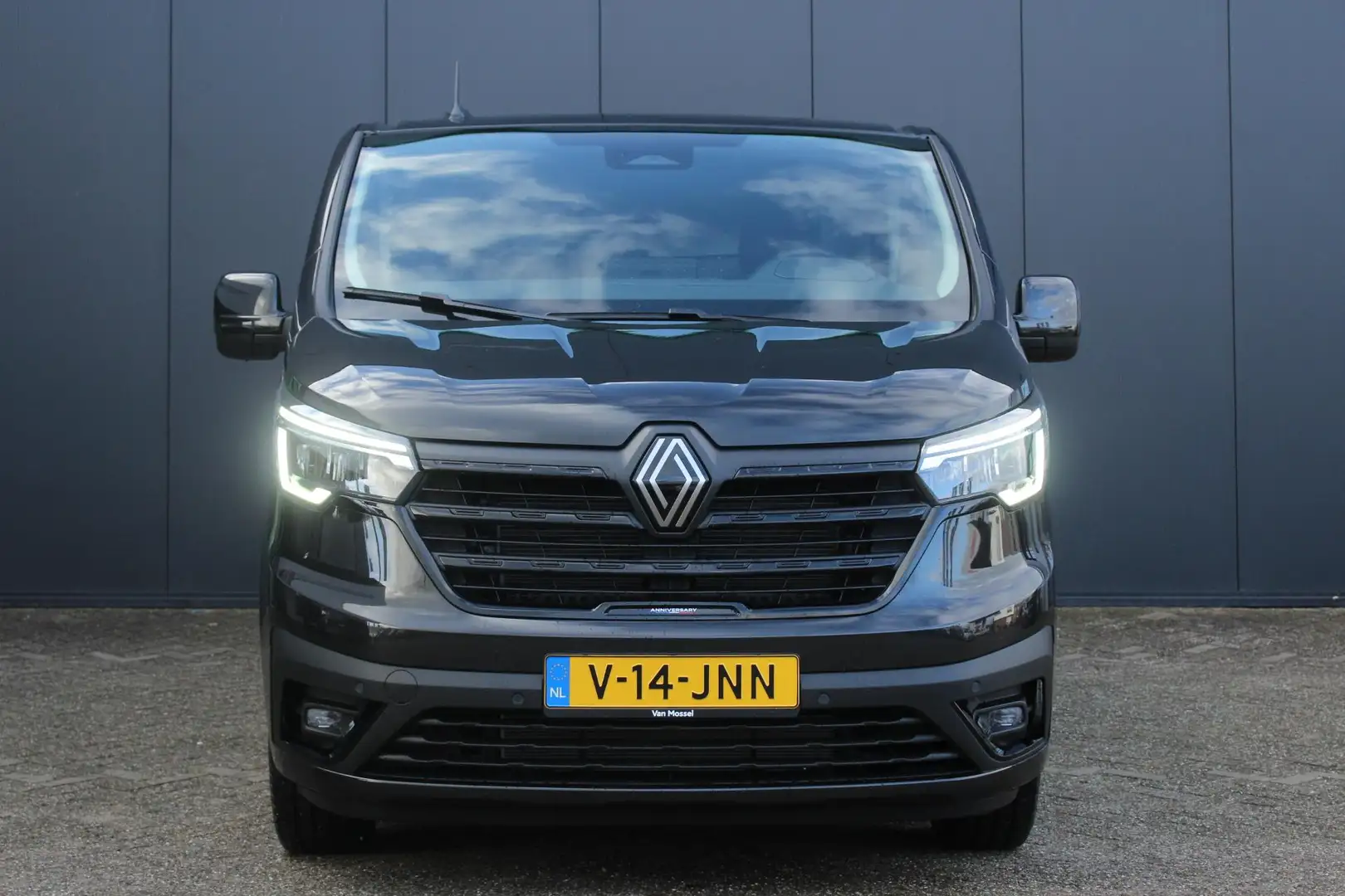 Renault Trafic 2.0 Blue dC1 150Pk EDC T30 L2H1 Extra Anniversary Zwart - 2