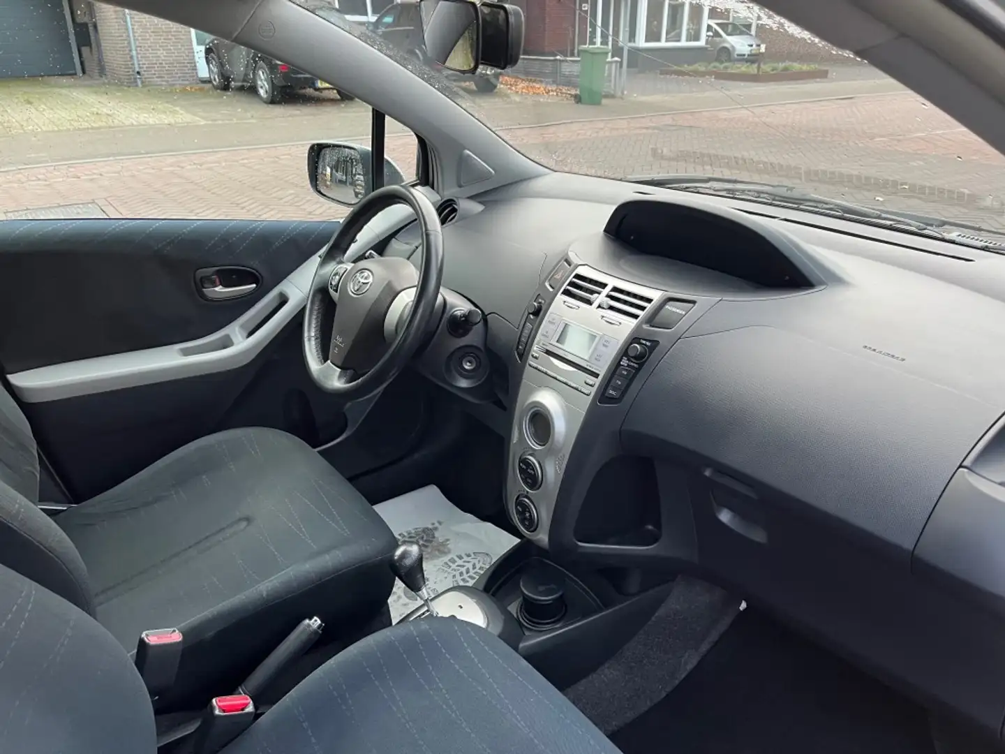 Toyota Yaris 1.3 VVTI LUNA AUTOMAAT 5-DEURS / AIRCO-ECC / CRUIS Gris - 2