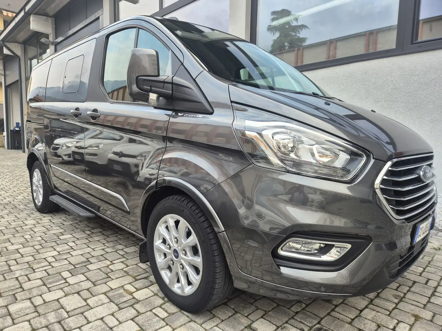 Ford Tourneo Custom 320 l1h1 TITANIUM 2.0TDCI 185CV CAMBIO AUT 8 POSTI Gris - 1