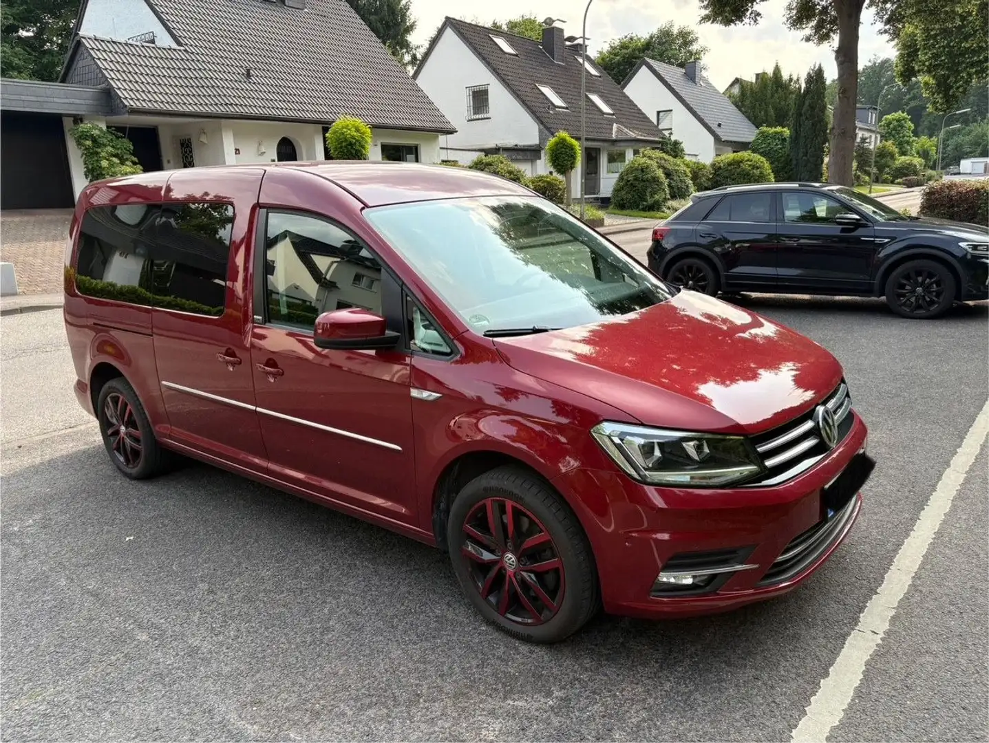 Volkswagen Caddy PKW Maxi Generation Four BMT, 7 Sitze, AHK Rot - 1