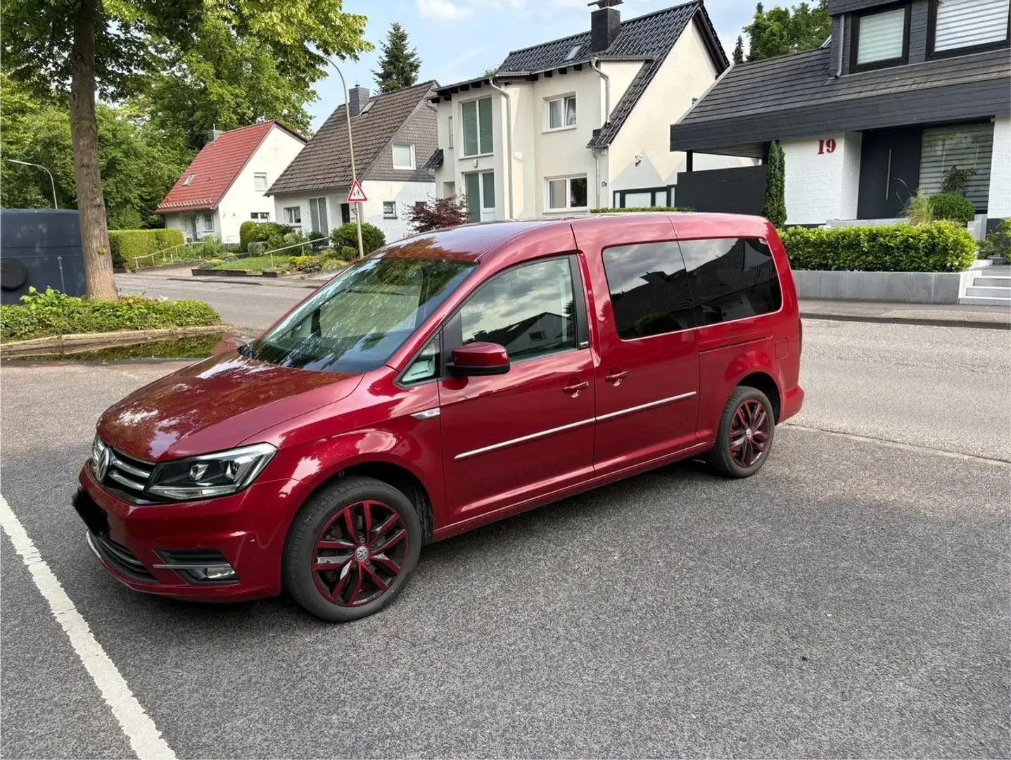 Volkswagen Caddy PKW Maxi Generation Four BMT, 7 Sitze, AHK Rot - 2