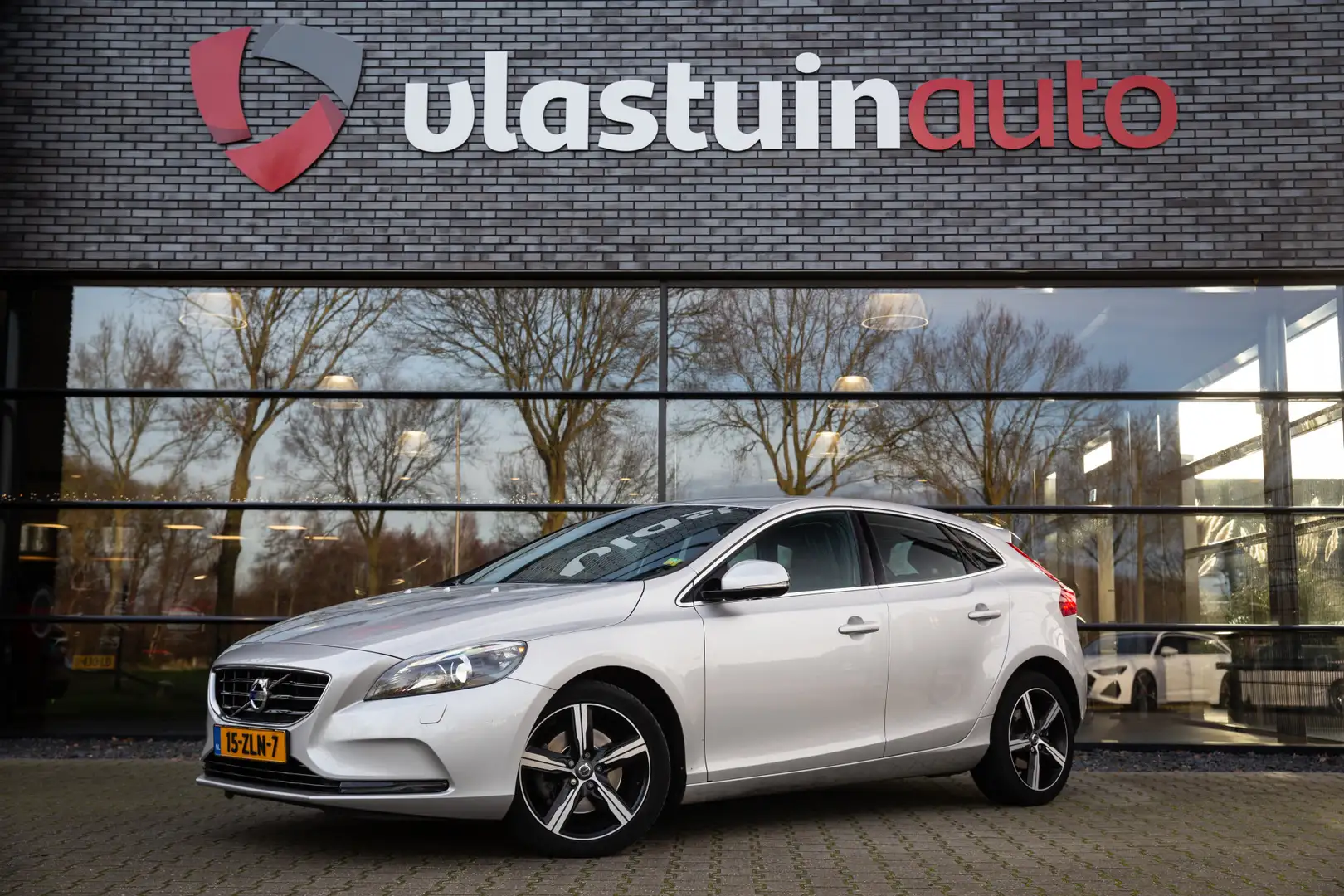 Volvo V40 1.6 T4 Momentum , Navigatie, Stoelverwarming, Goed Grau - 1