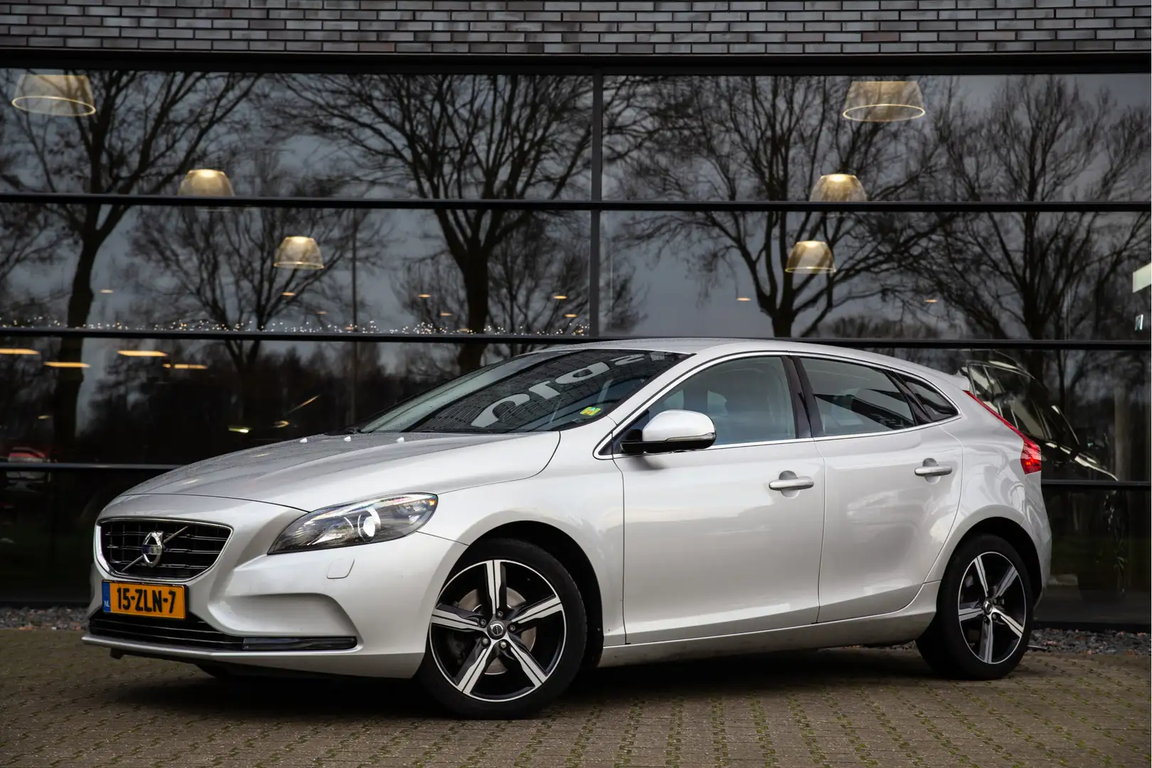 Volvo V40 1.6 T4 Momentum , Navigatie, Stoelverwarming, Goed Grau - 2