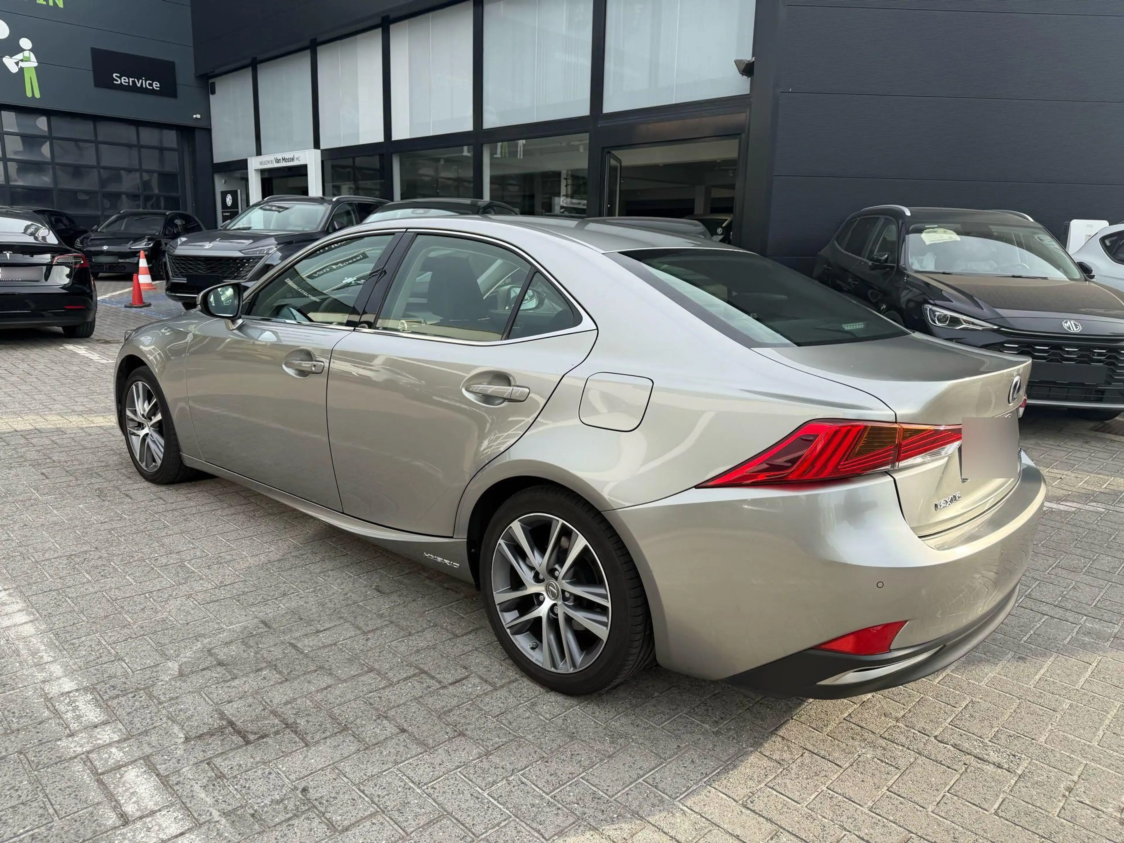 Lexus IS 300 IS 300h — photo 3
