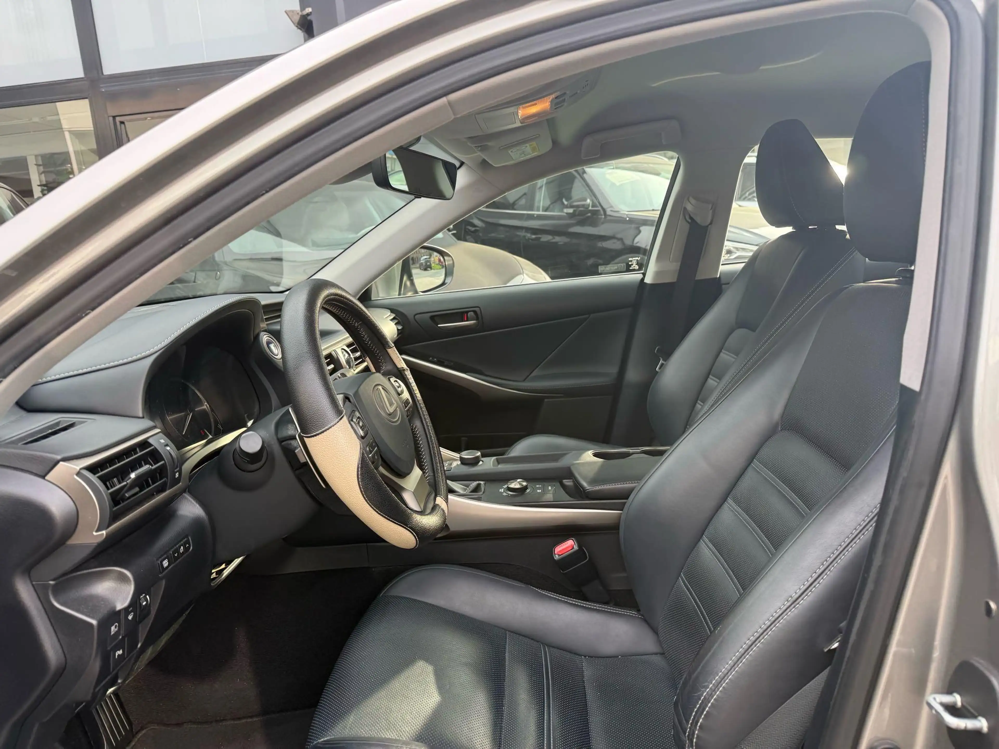 Lexus IS 300 IS 300h — photo 6