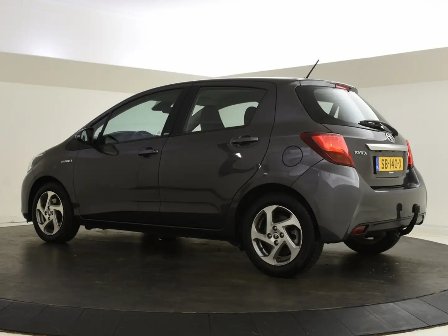Toyota Yaris 1.5 Hybrid Aspiration | Trekhaak | Stoelverwarming Grijs - 2