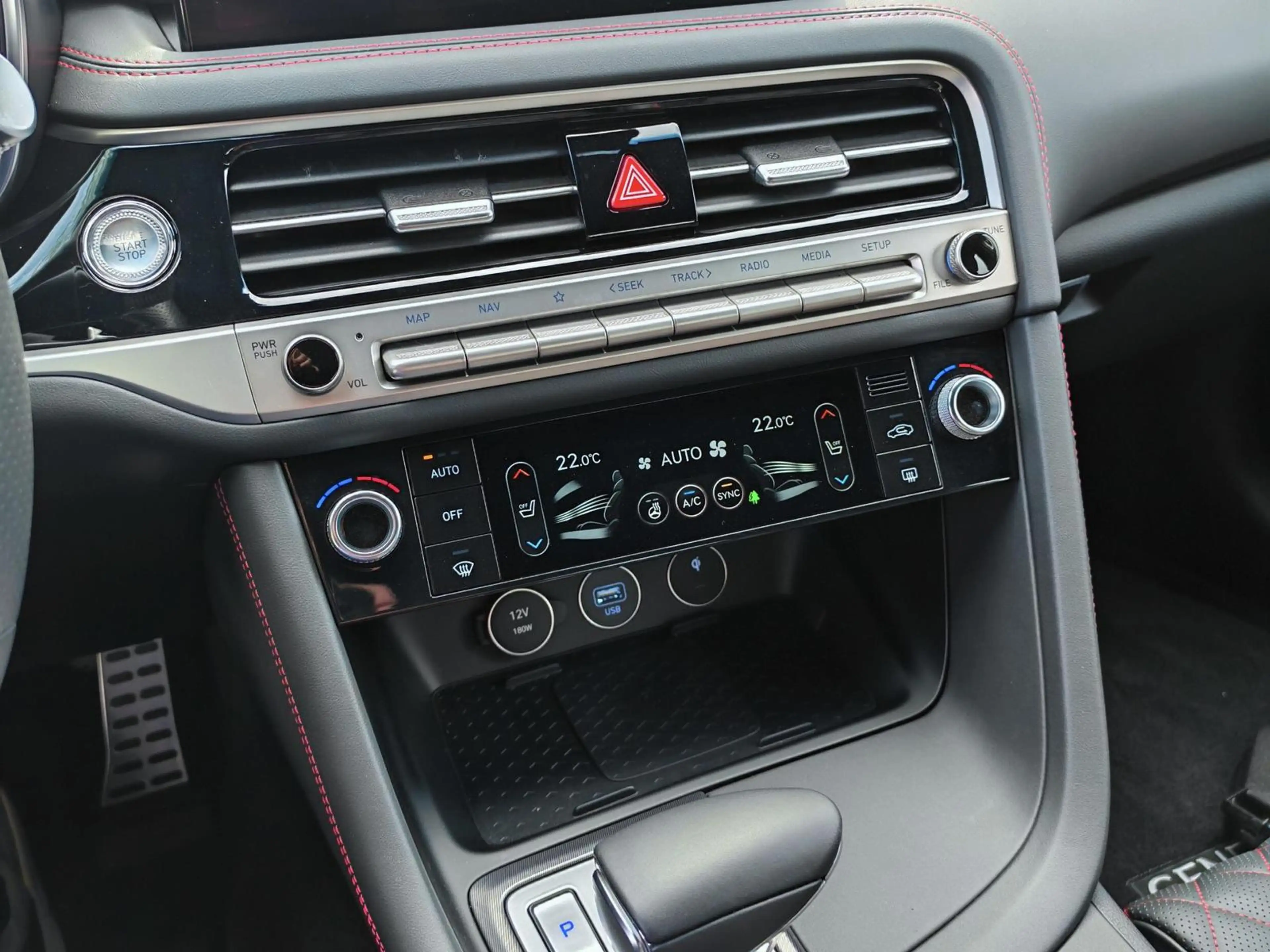 Genesis G70 Sedan 2.0T RWD Sport Innov Nappa Pano Audio — photo 13
