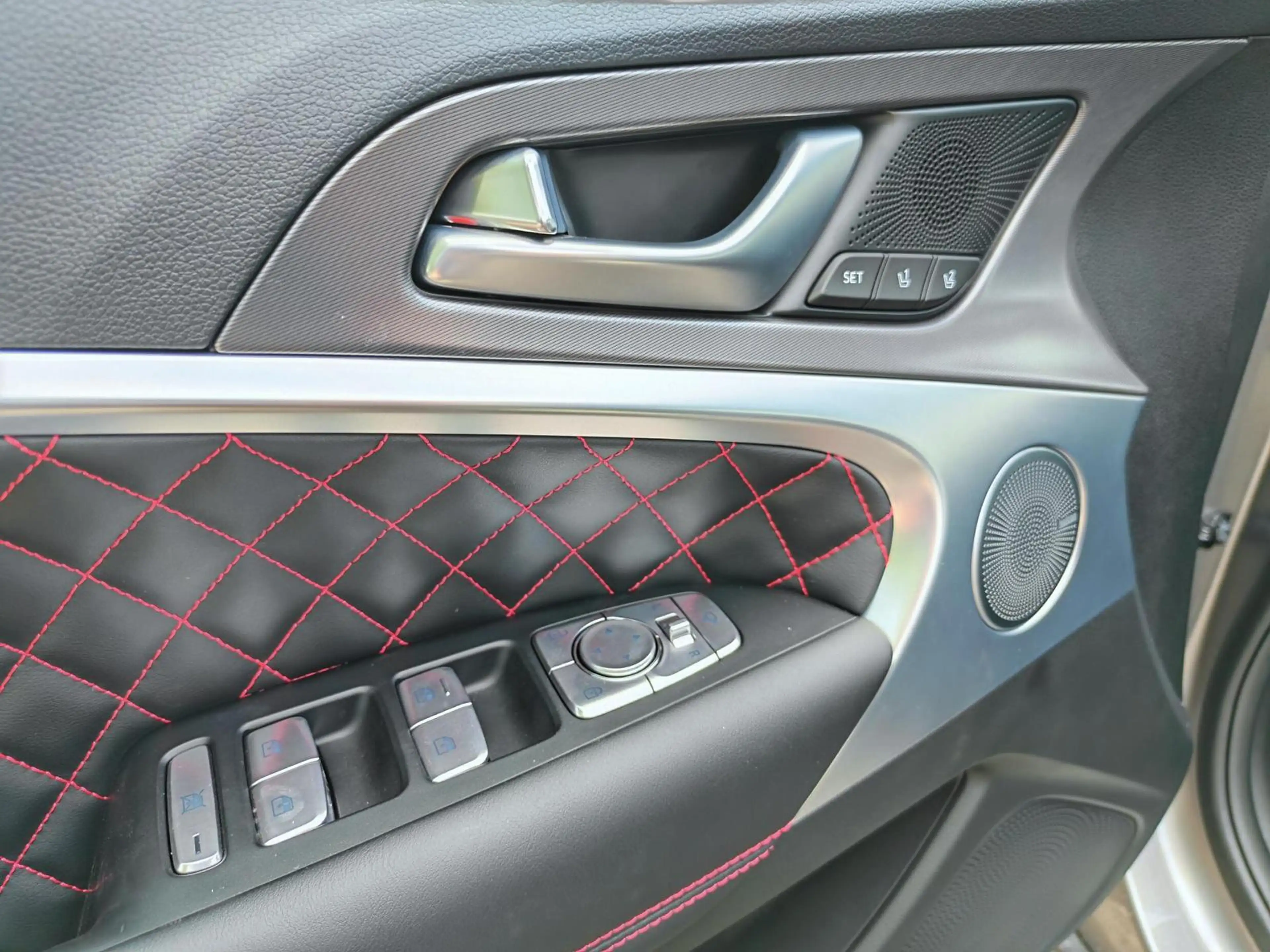 Genesis G70 Sedan 2.0T RWD Sport Innov Nappa Pano Audio — photo 11