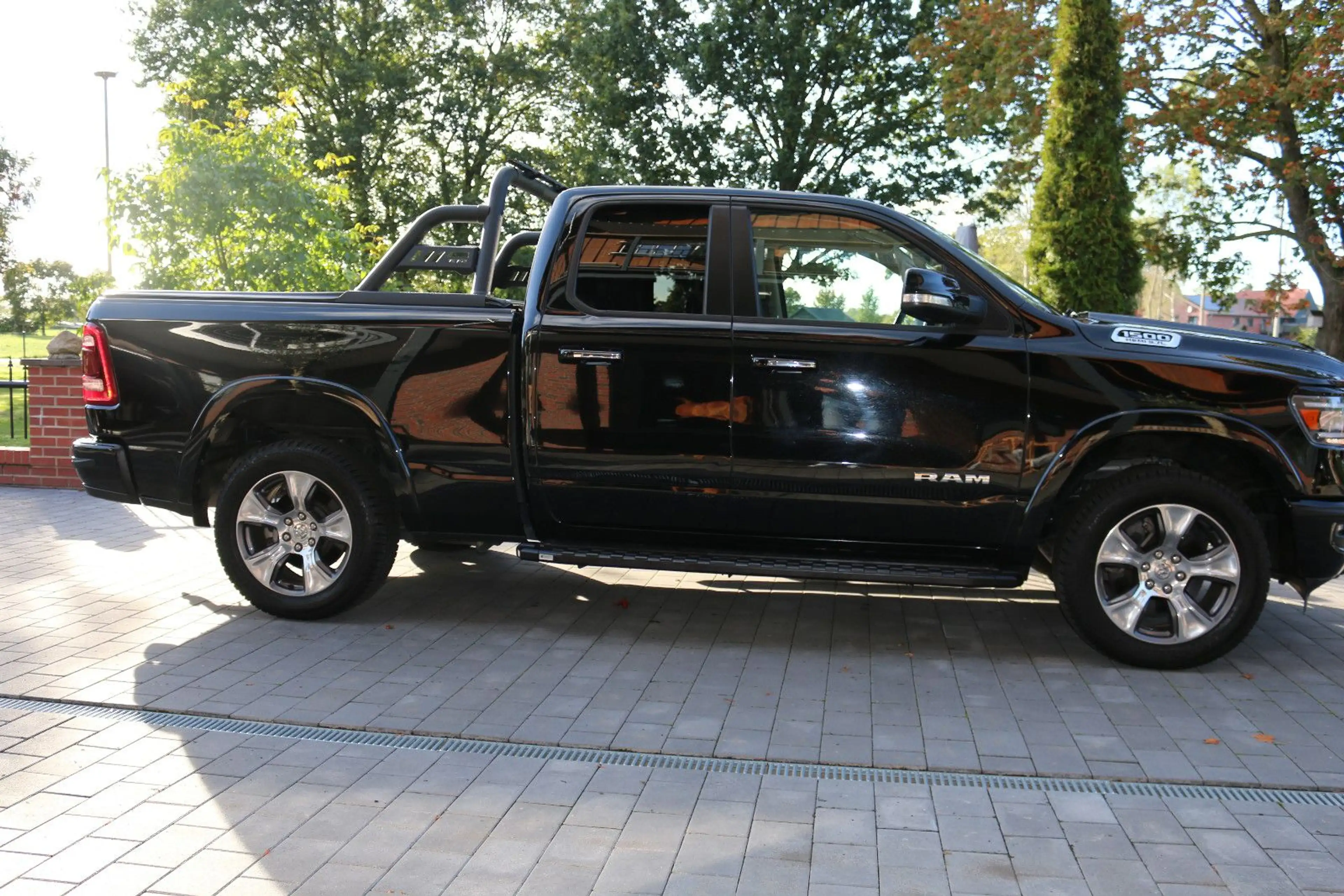 Dodge RAM /LARAMIE-5,7V8-ALLRAD-LEDER-BÜGEL-XENON-LED- — photo 5