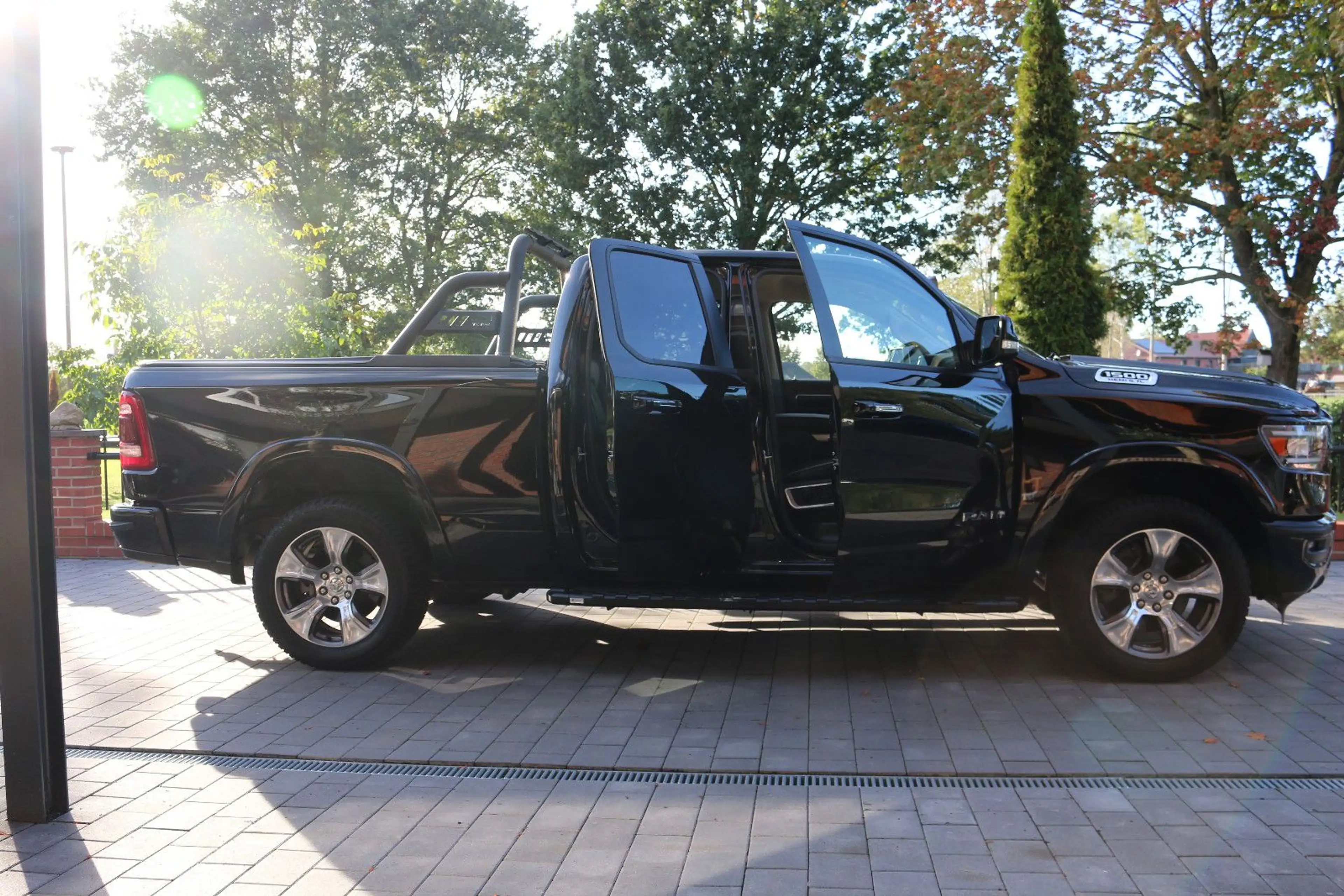 Dodge RAM /LARAMIE-5,7V8-ALLRAD-LEDER-BÜGEL-XENON-LED- — photo 2