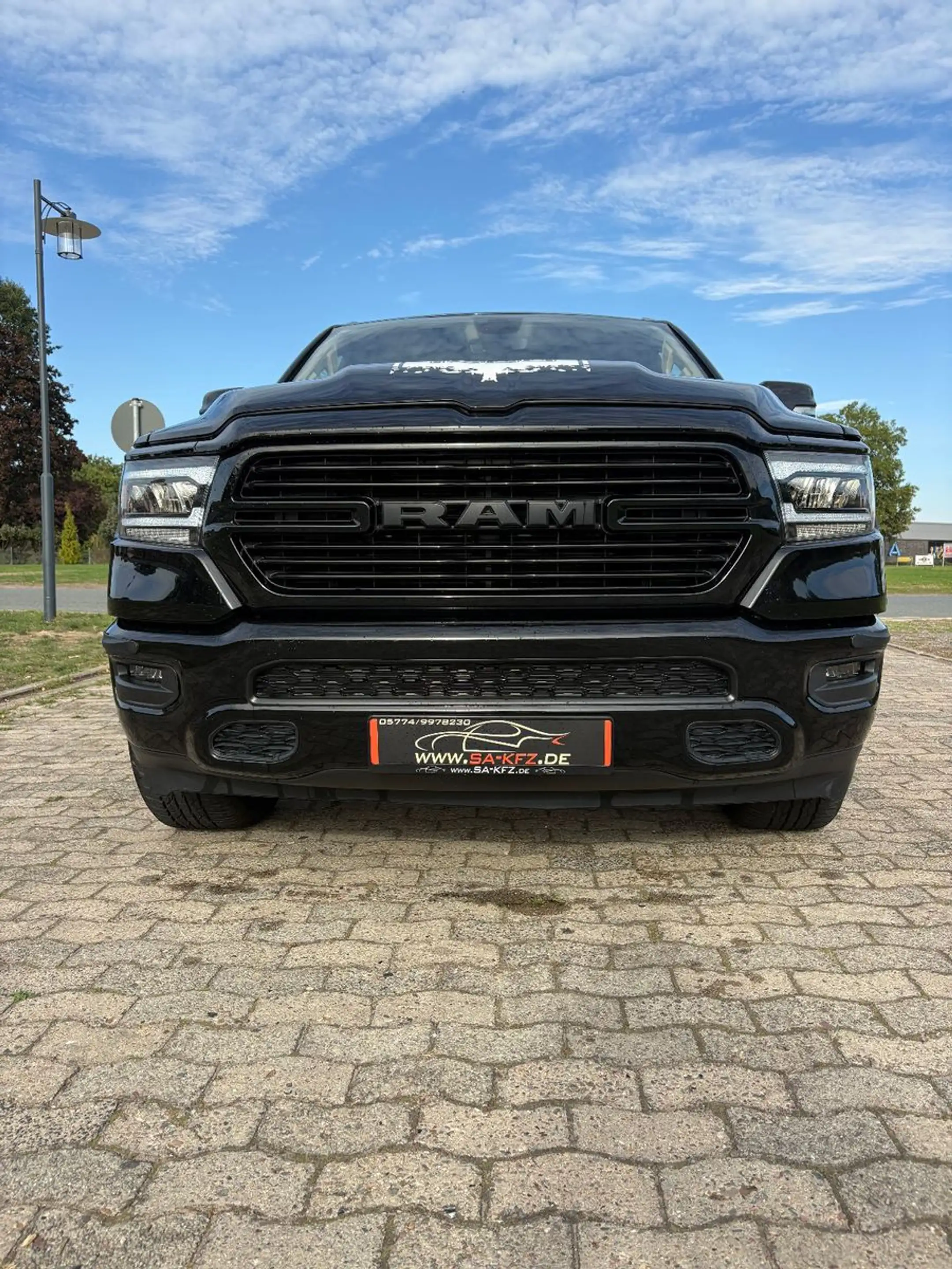Dodge RAM /LARAMIE-5,7V8-ALLRAD-LEDER-BÜGEL-XENON-LED- — photo 12