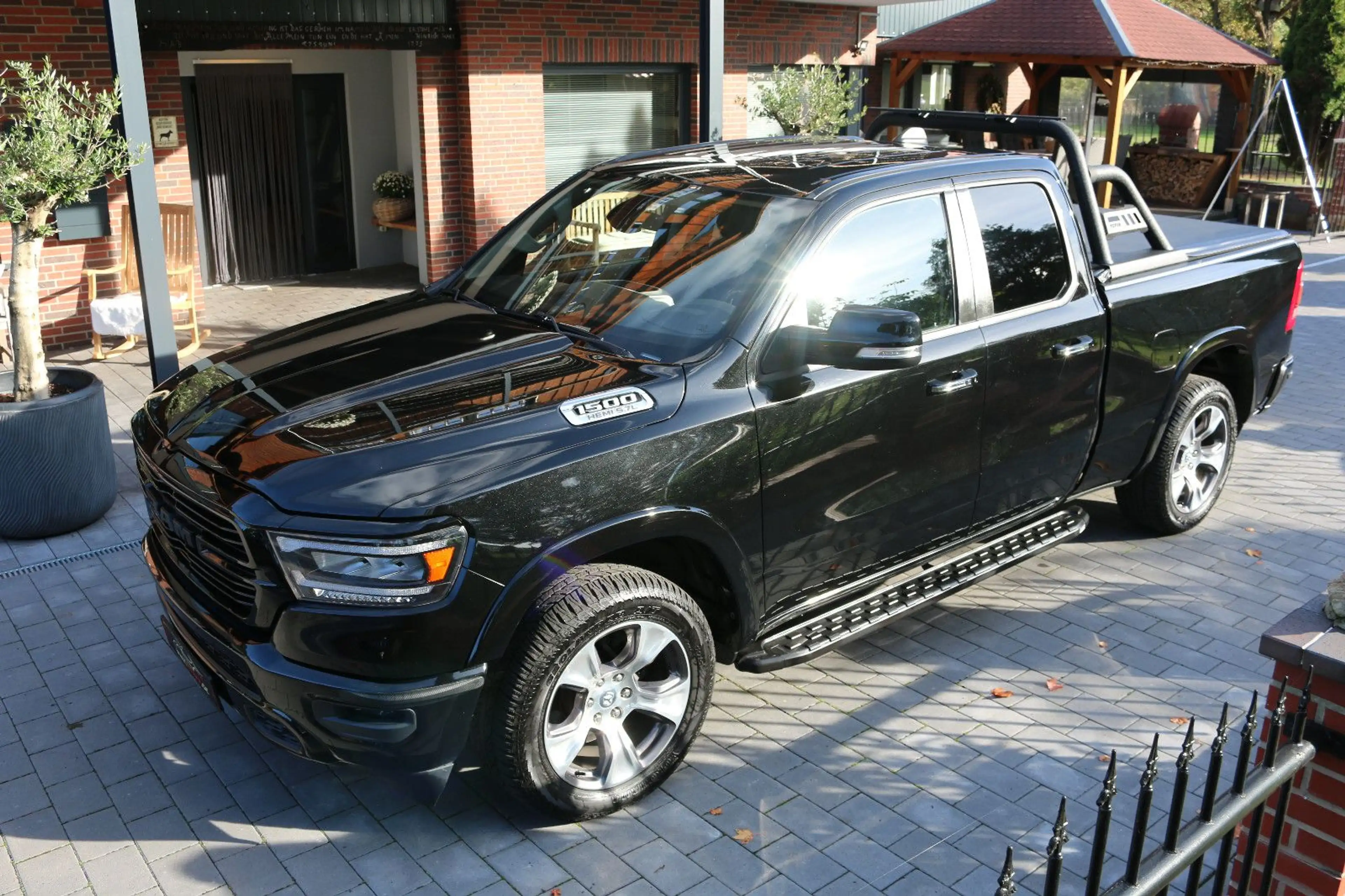 Dodge RAM /LARAMIE-5,7V8-ALLRAD-LEDER-BÜGEL-XENON-LED- — photo 3