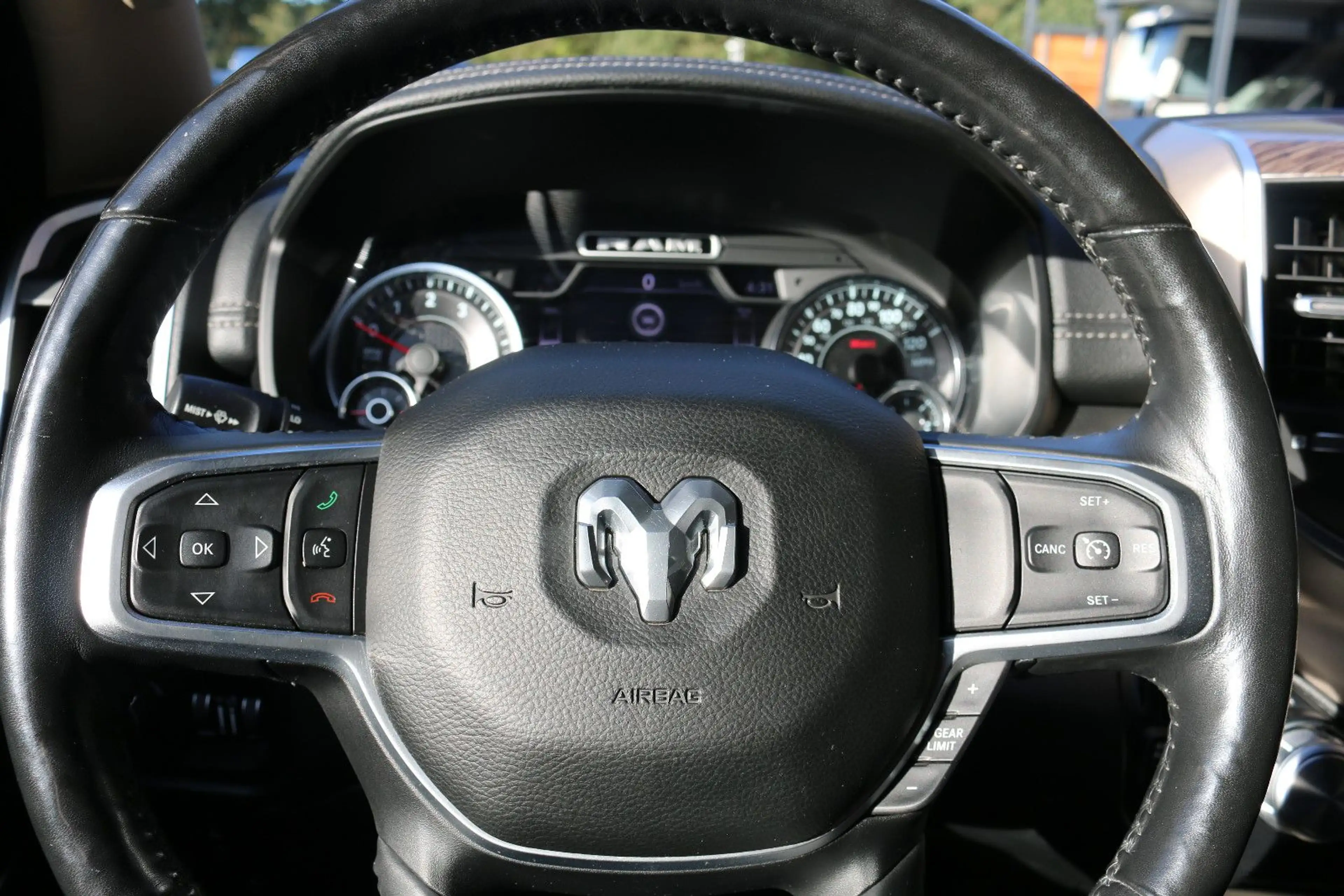 Dodge RAM /LARAMIE-5,7V8-ALLRAD-LEDER-BÜGEL-XENON-LED- — photo 15