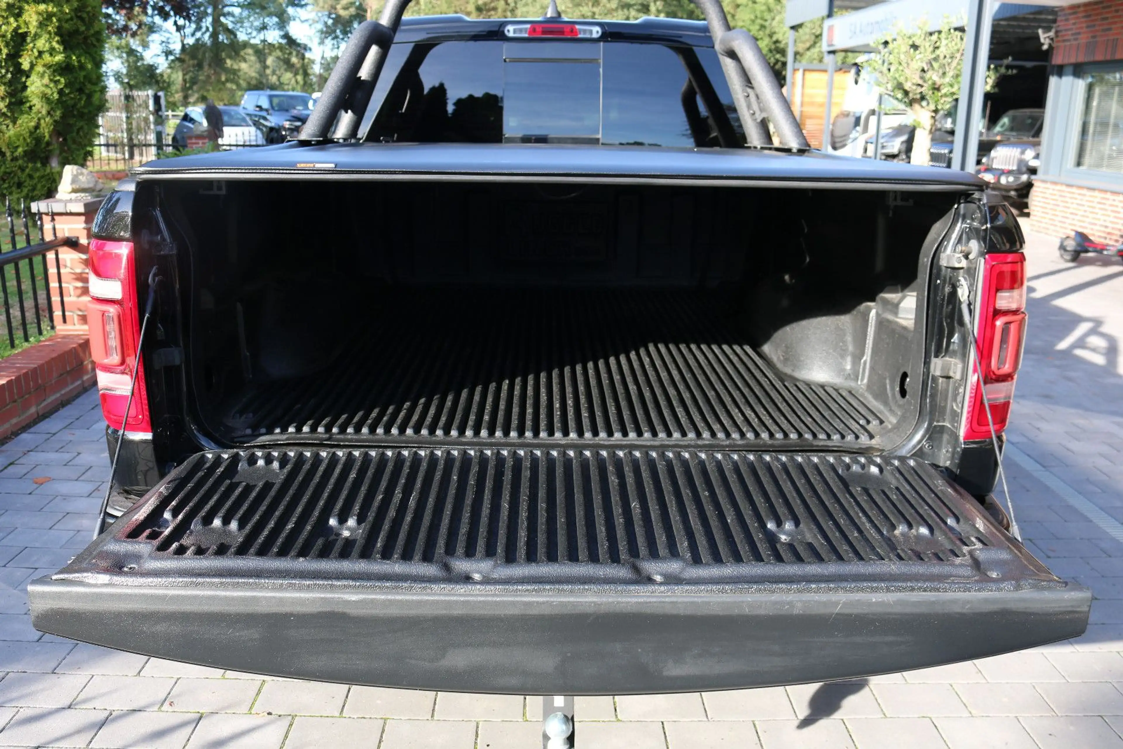 Dodge RAM /LARAMIE-5,7V8-ALLRAD-LEDER-BÜGEL-XENON-LED- — photo 11