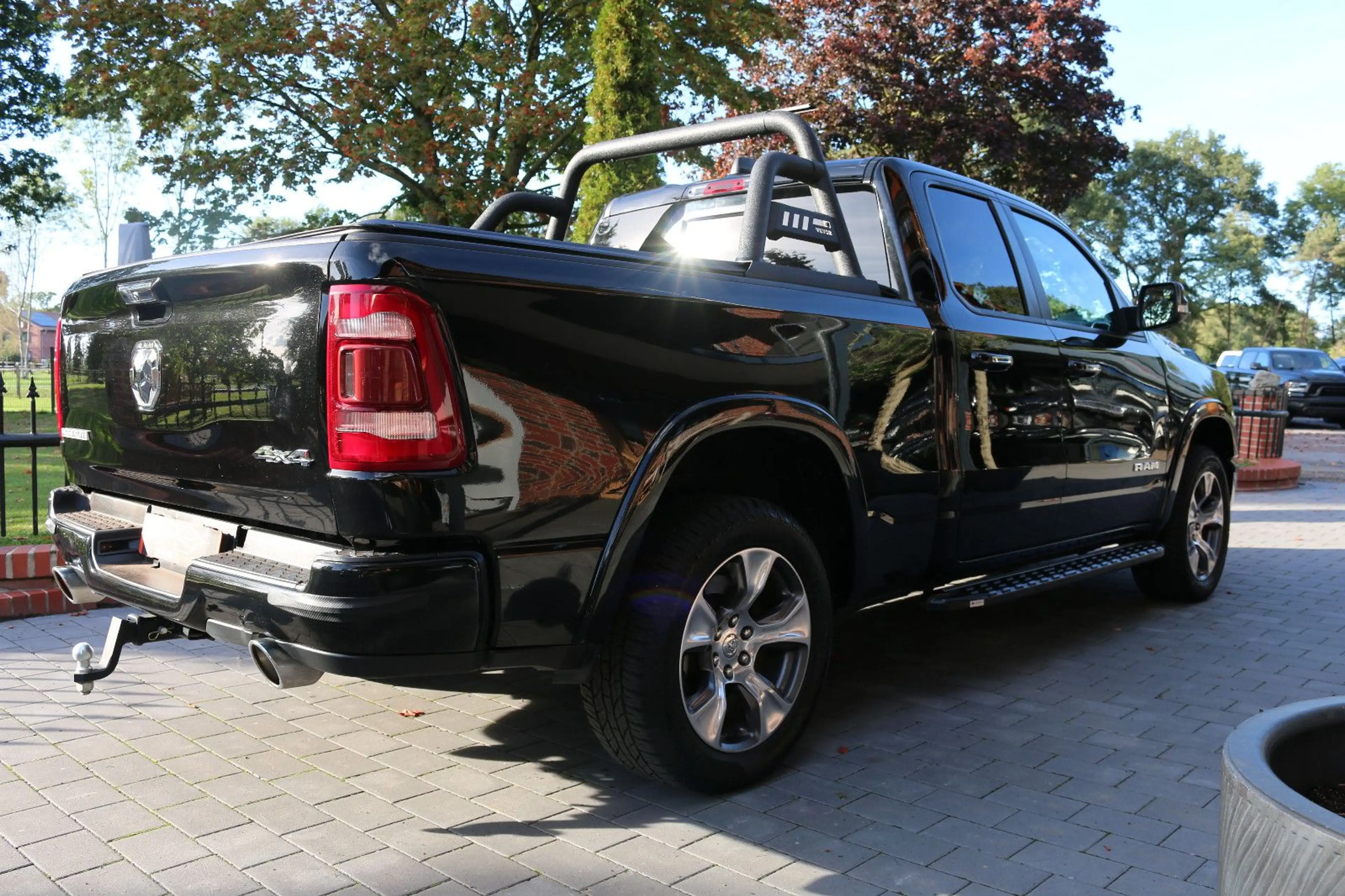 Dodge RAM /LARAMIE-5,7V8-ALLRAD-LEDER-BÜGEL-XENON-LED- — photo 9
