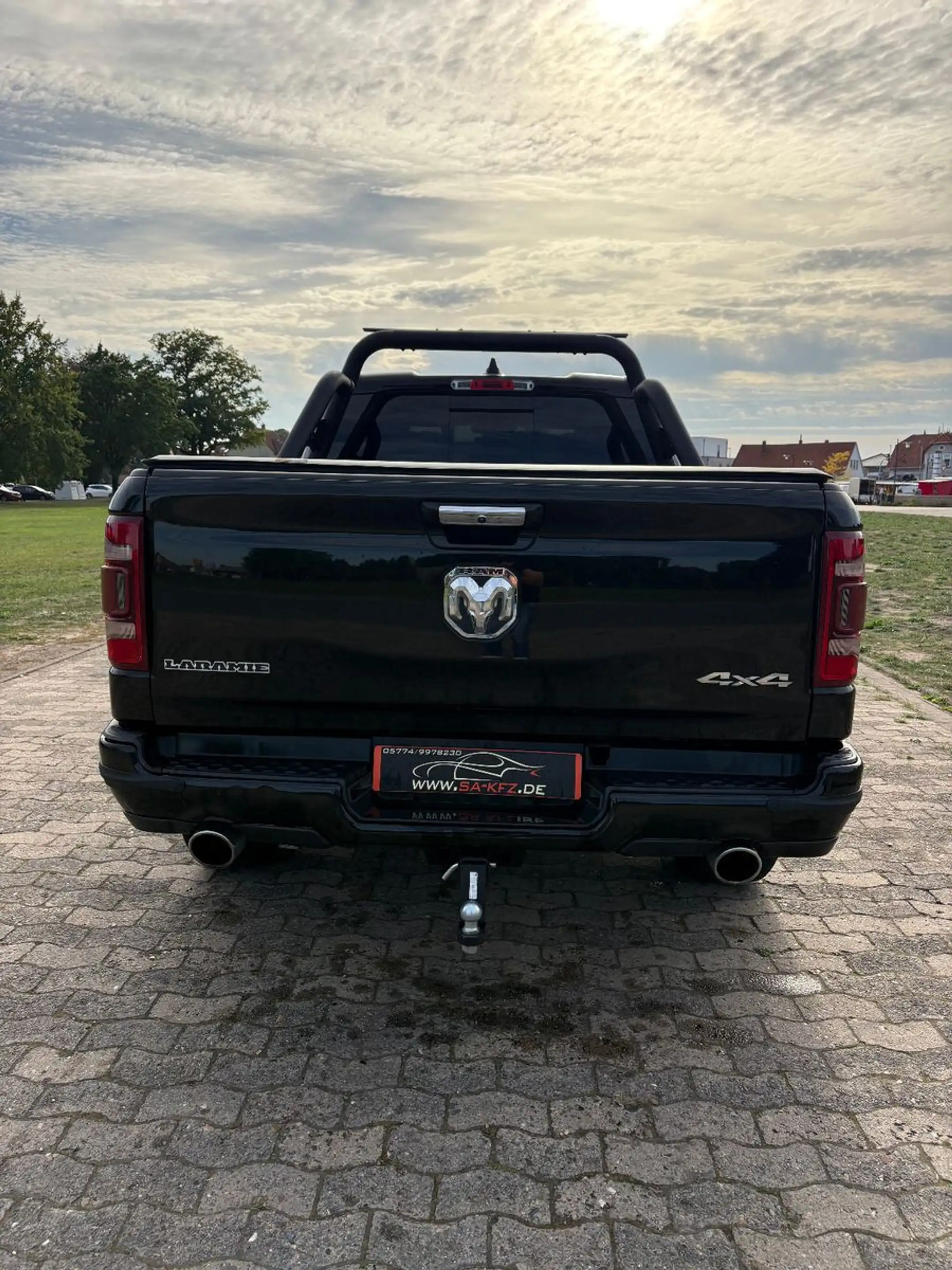 Dodge RAM /LARAMIE-5,7V8-ALLRAD-LEDER-BÜGEL-XENON-LED- — photo 14