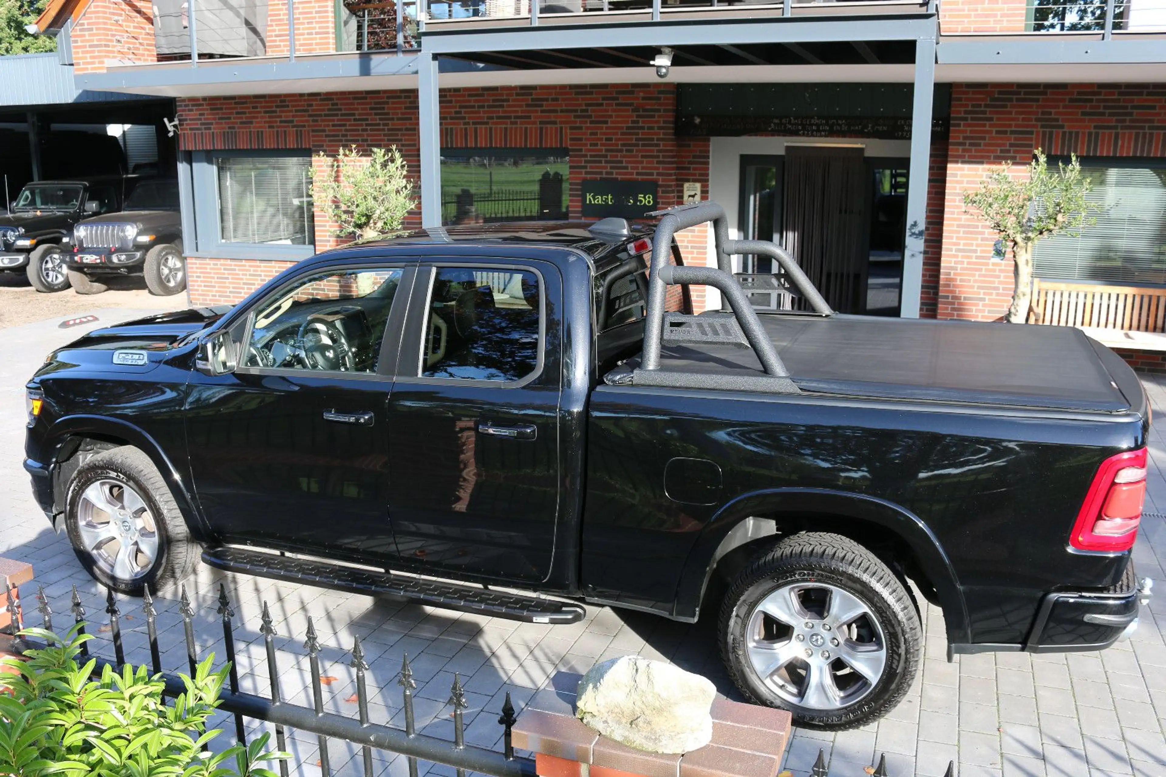 Dodge RAM /LARAMIE-5,7V8-ALLRAD-LEDER-BÜGEL-XENON-LED- — photo 7