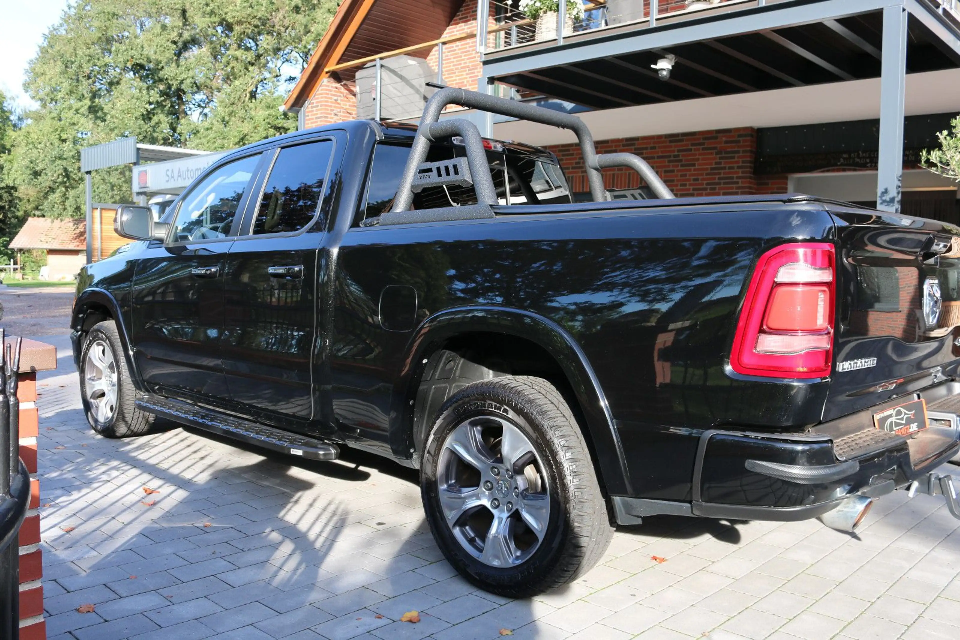 Dodge RAM /LARAMIE-5,7V8-ALLRAD-LEDER-BÜGEL-XENON-LED- — photo 8
