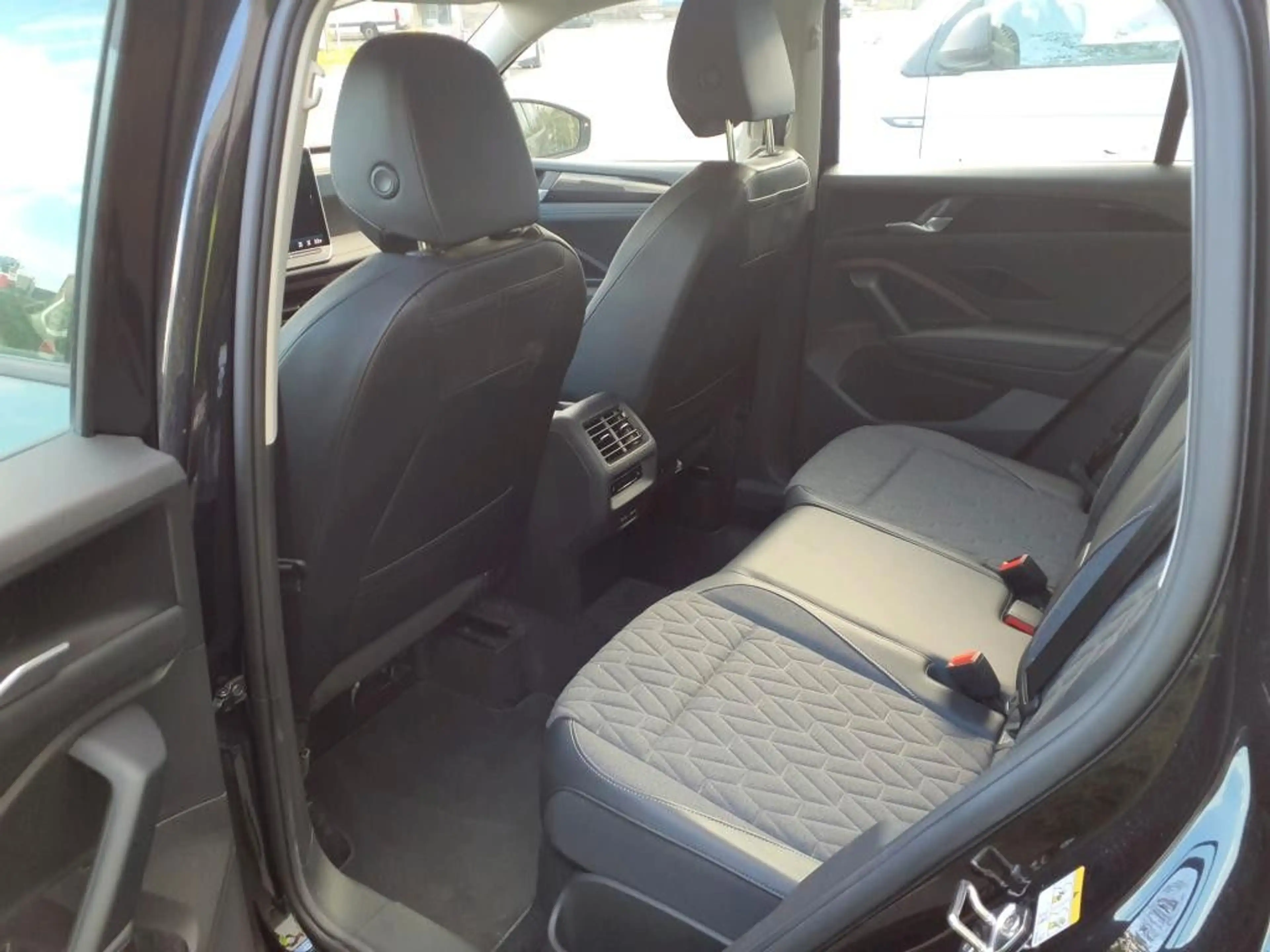 Volkswagen Tiguan 2.0 TDI 110 kW Life*Standheizung*HUD* — photo 7