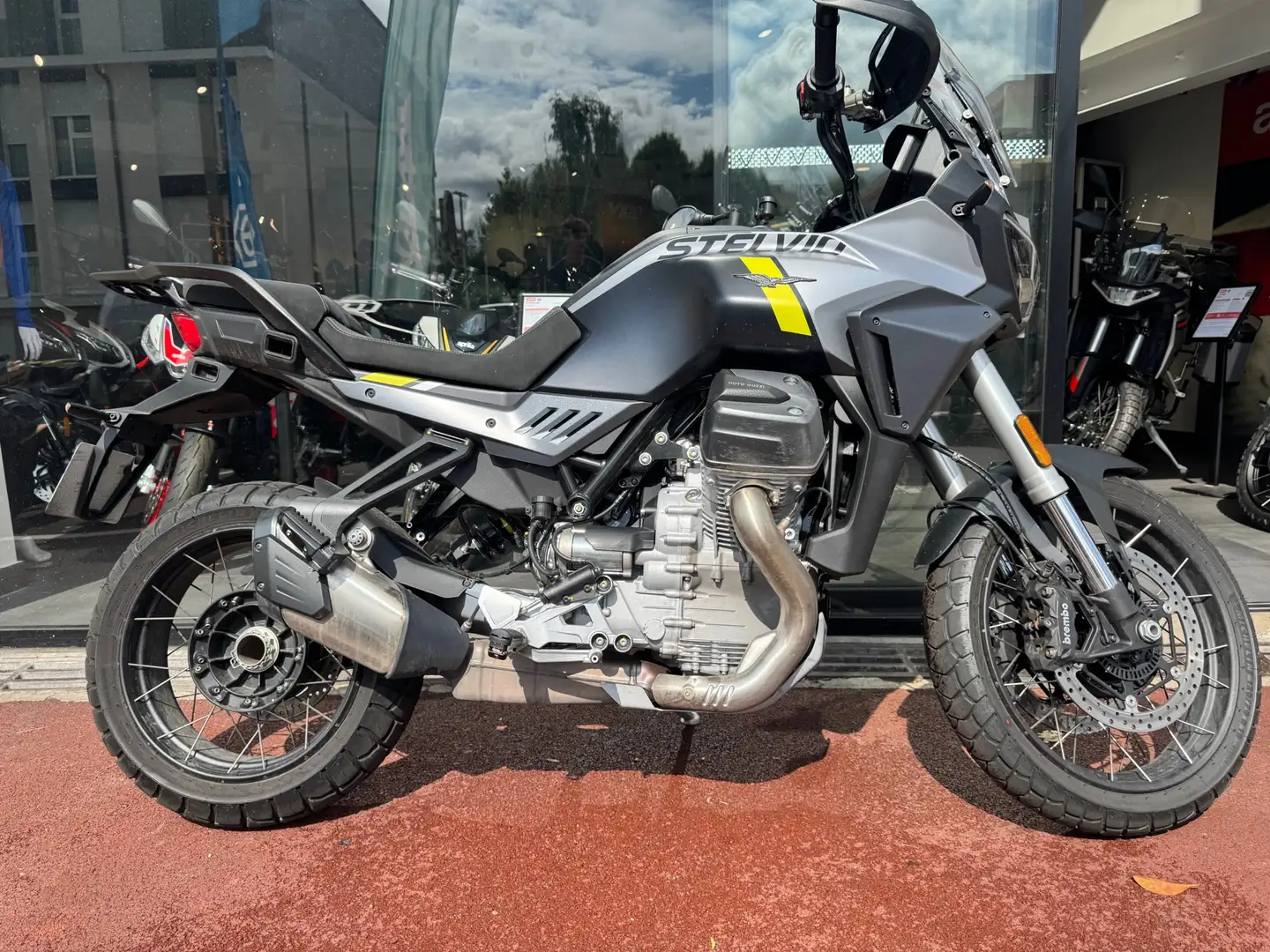 Moto Guzzi Stelvio Negro - 1