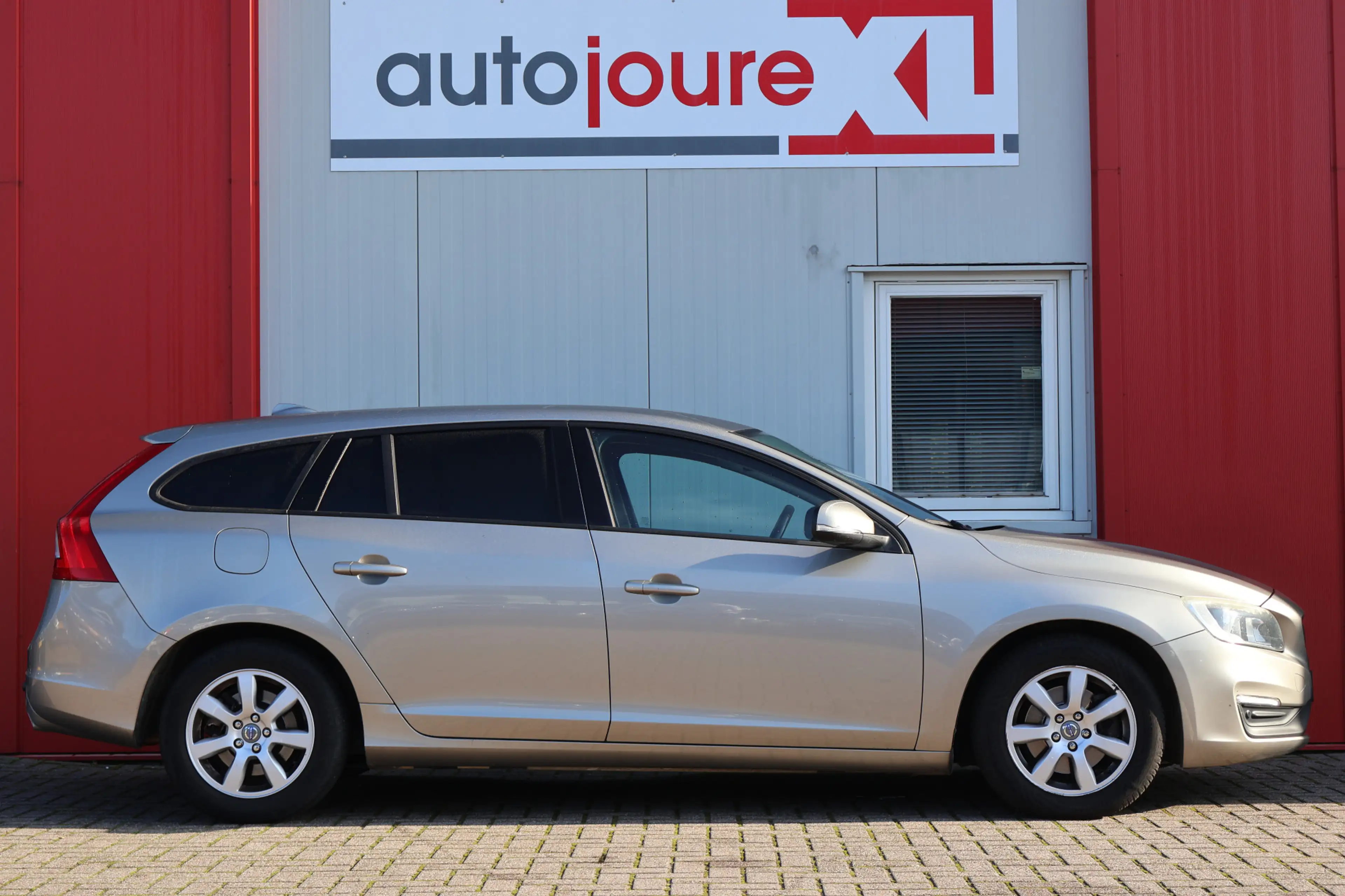 Volvo V60 2.0 D4 Kinetic — photo 3