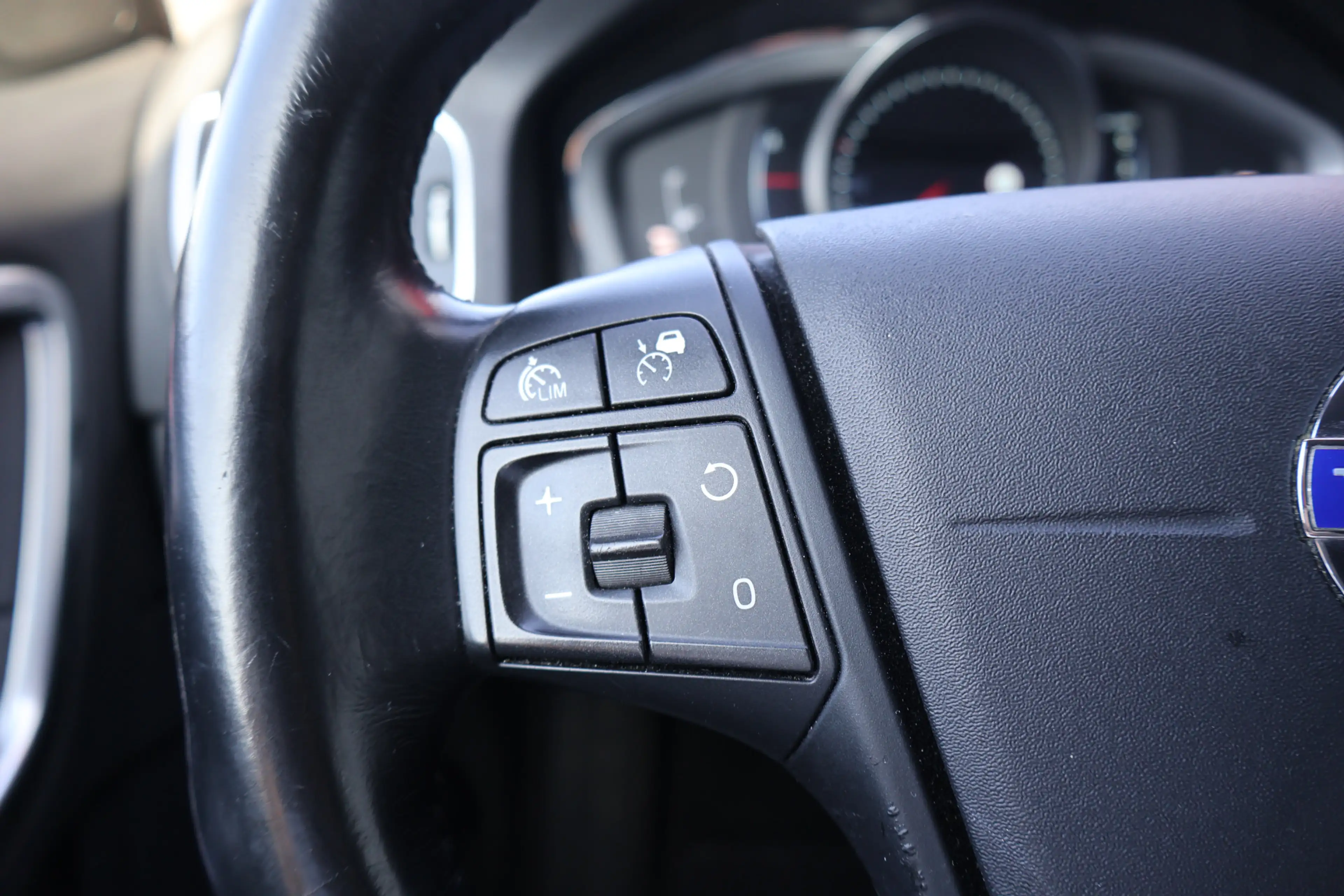 Volvo V60 2.0 D4 Kinetic — photo 11