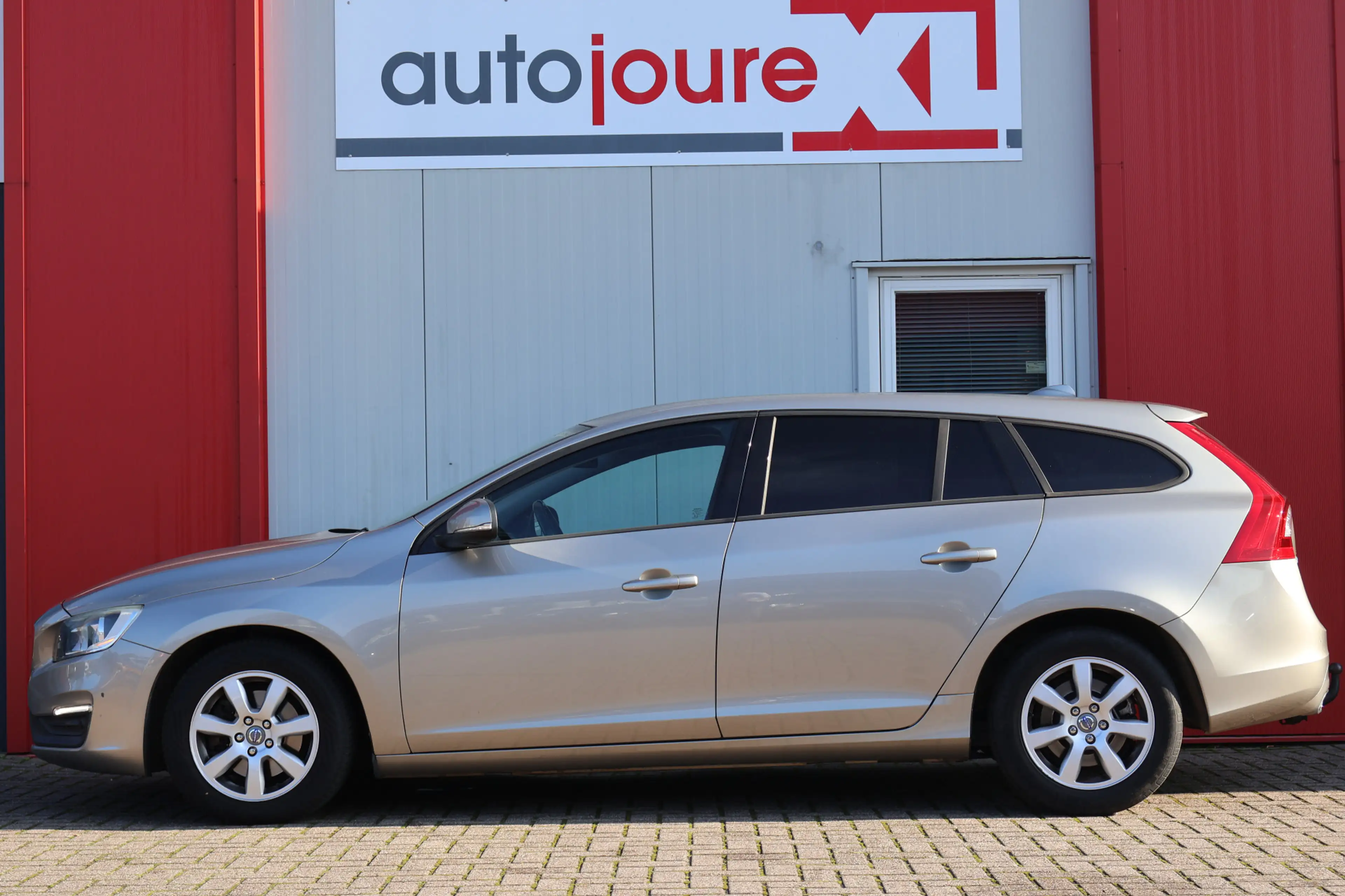 Volvo V60 2.0 D4 Kinetic — photo 2