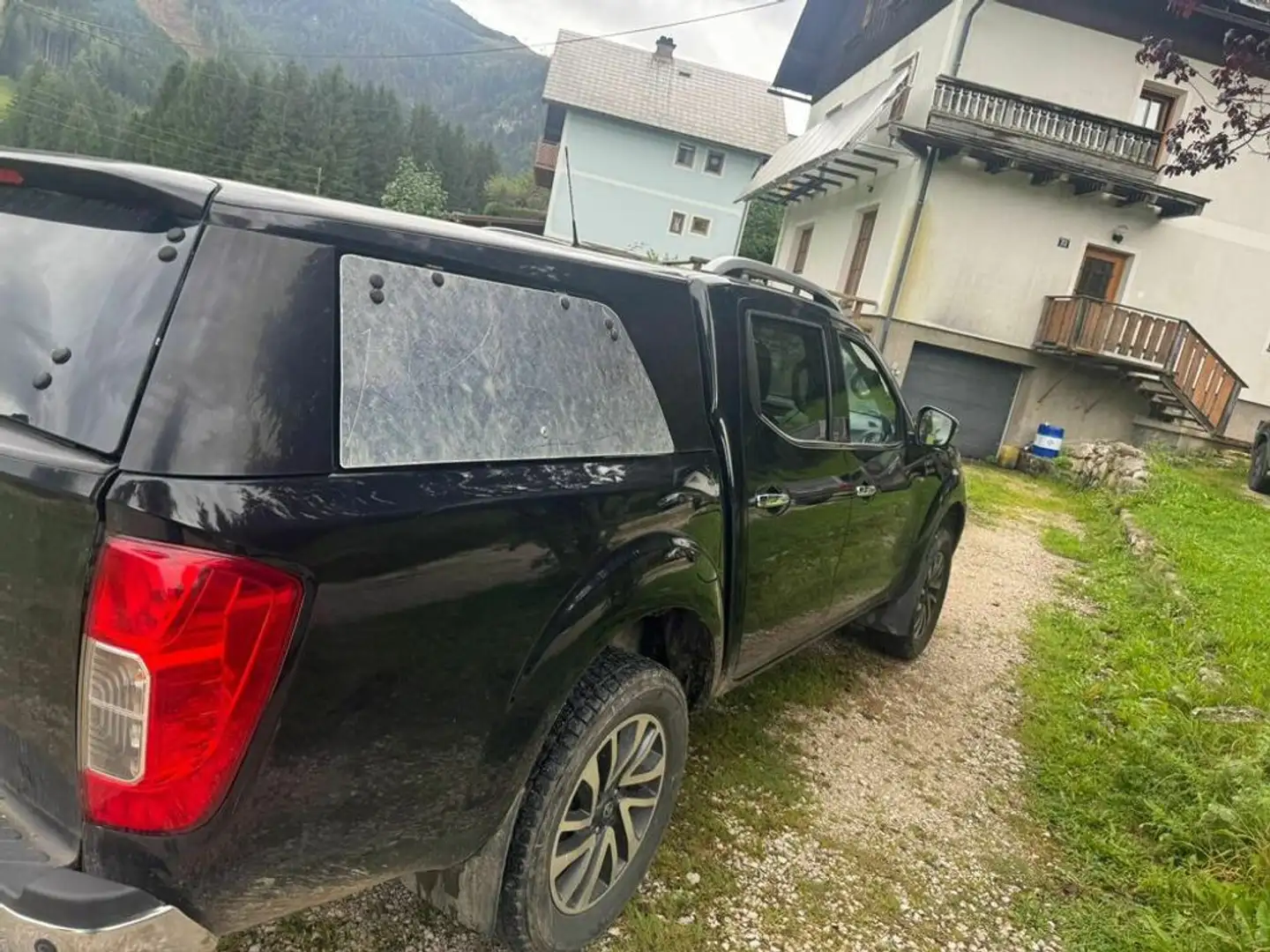 Nissan Navara 2.3 Dci DK Aut. Hardtop Zwart - 2