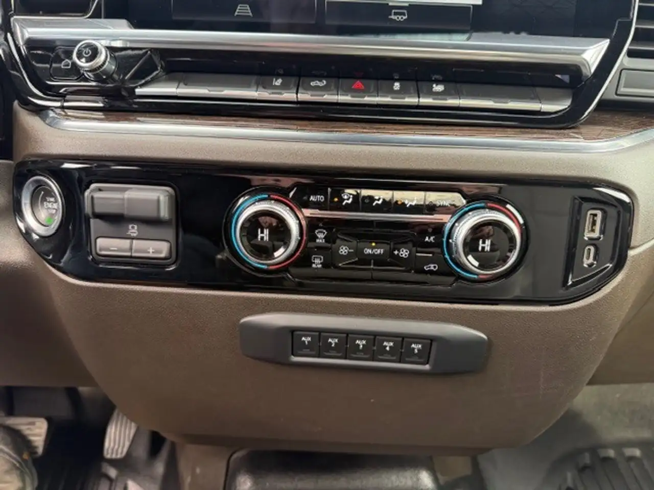GMC Sierra 3500HD снимка GMC Sierra 3500HD