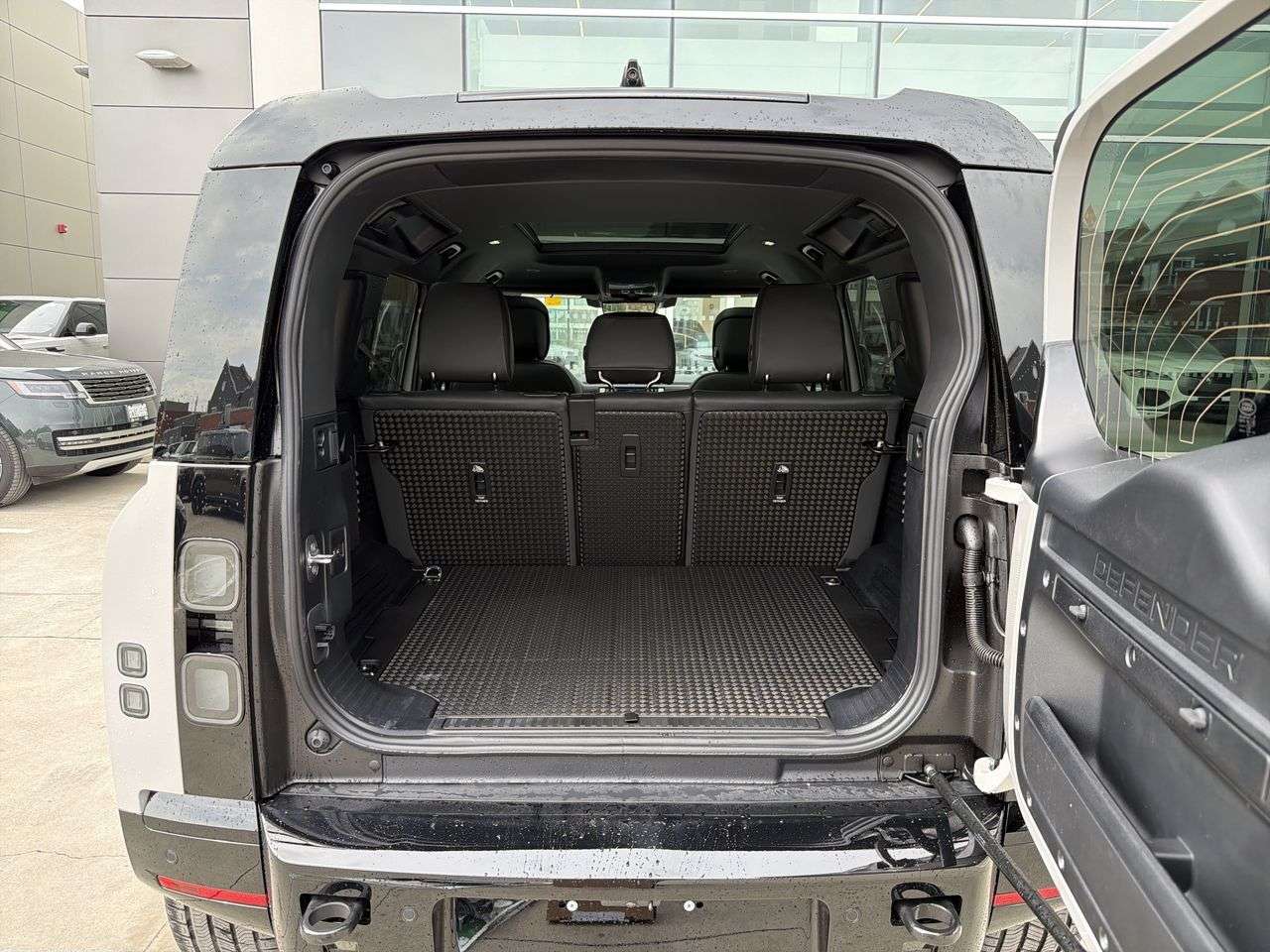 2026 Land Rover Defender 110 P400 X-Dynamic SE thumb 21