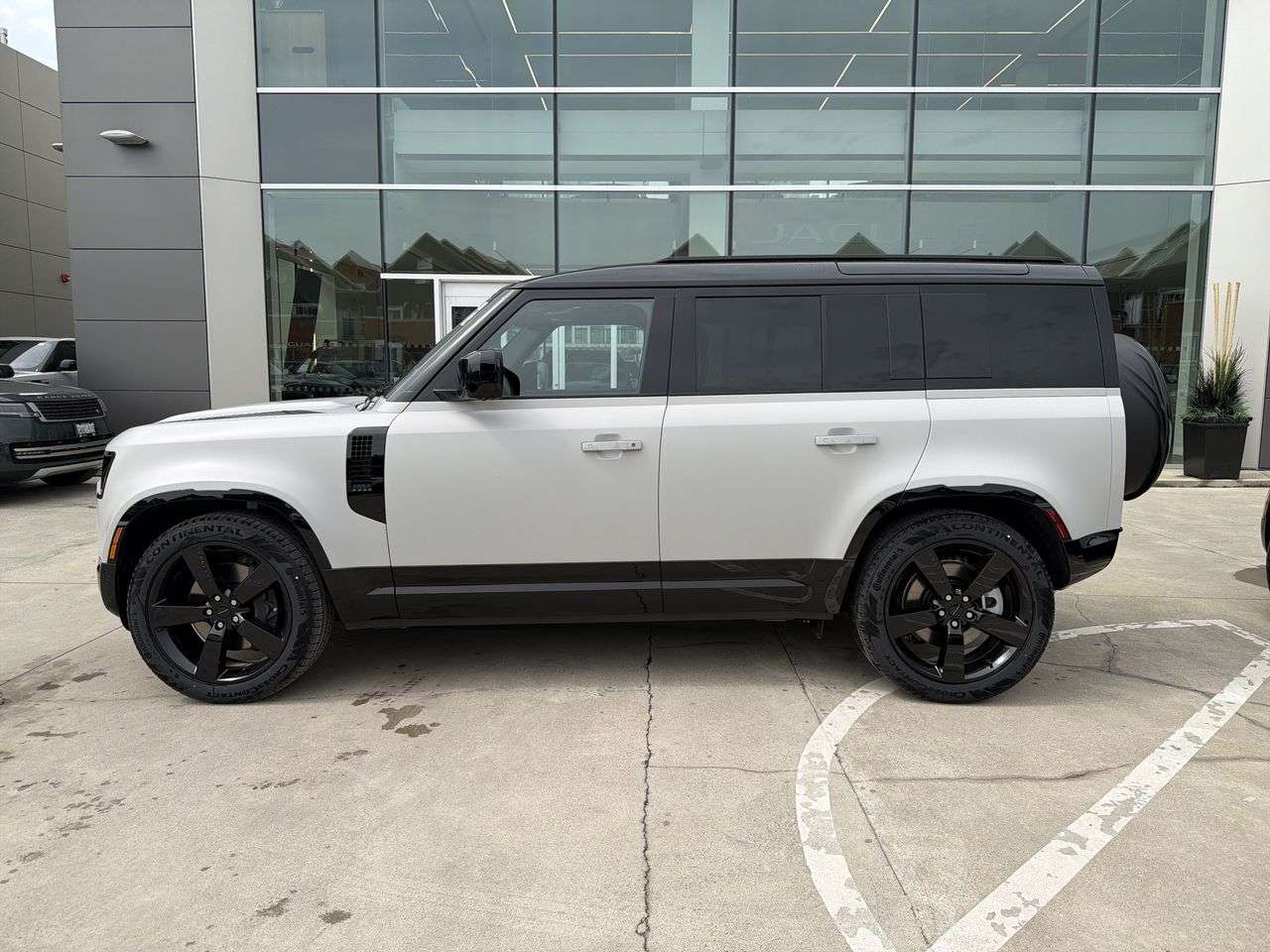 2026 Land Rover Defender 110 P400 X-Dynamic SE alt 5