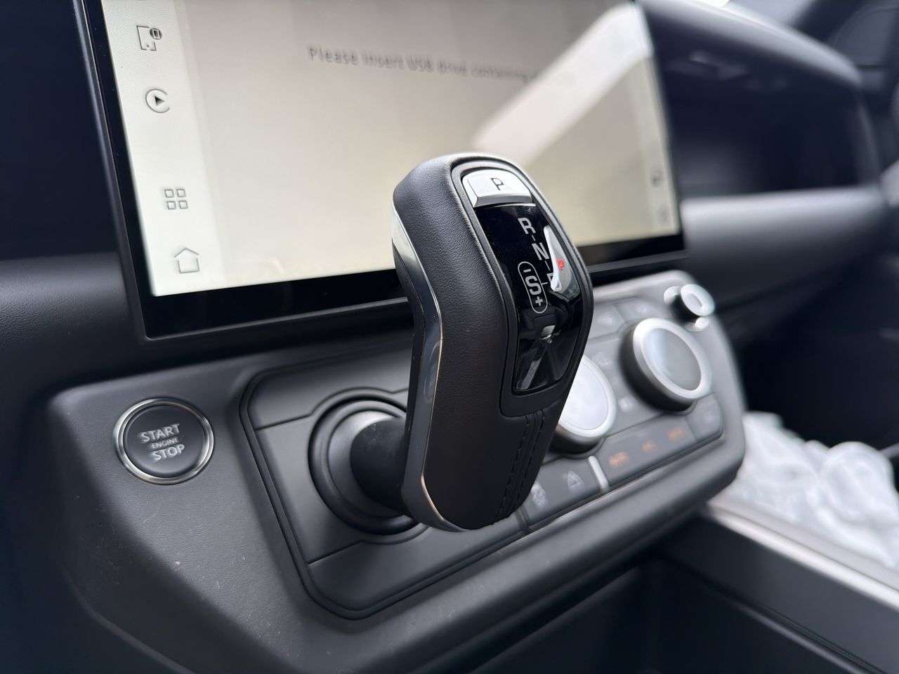 2026 Land Rover Defender 110 P400 X-Dynamic SE thumb 17