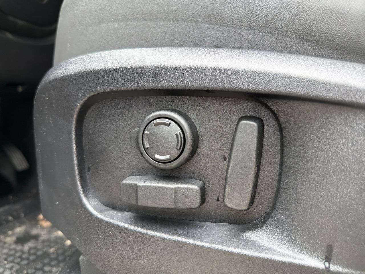 2026 Land Rover Defender 110 P400 X-Dynamic SE thumb 9