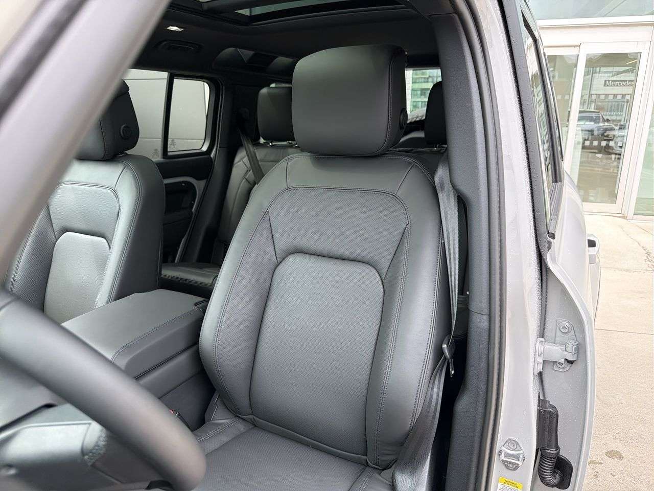 2026 Land Rover Defender 110 P400 X-Dynamic SE thumb 8