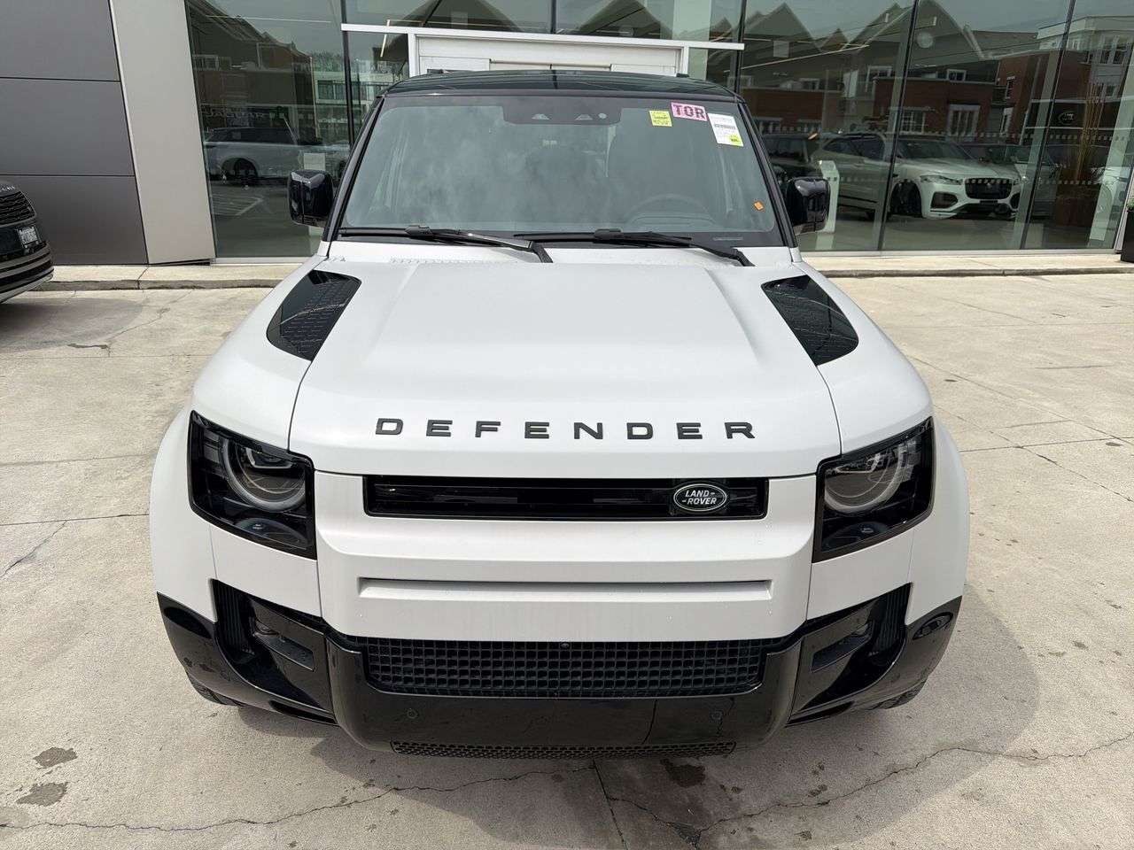 2026 Land Rover Defender 110 P400 X-Dynamic SE alt 3