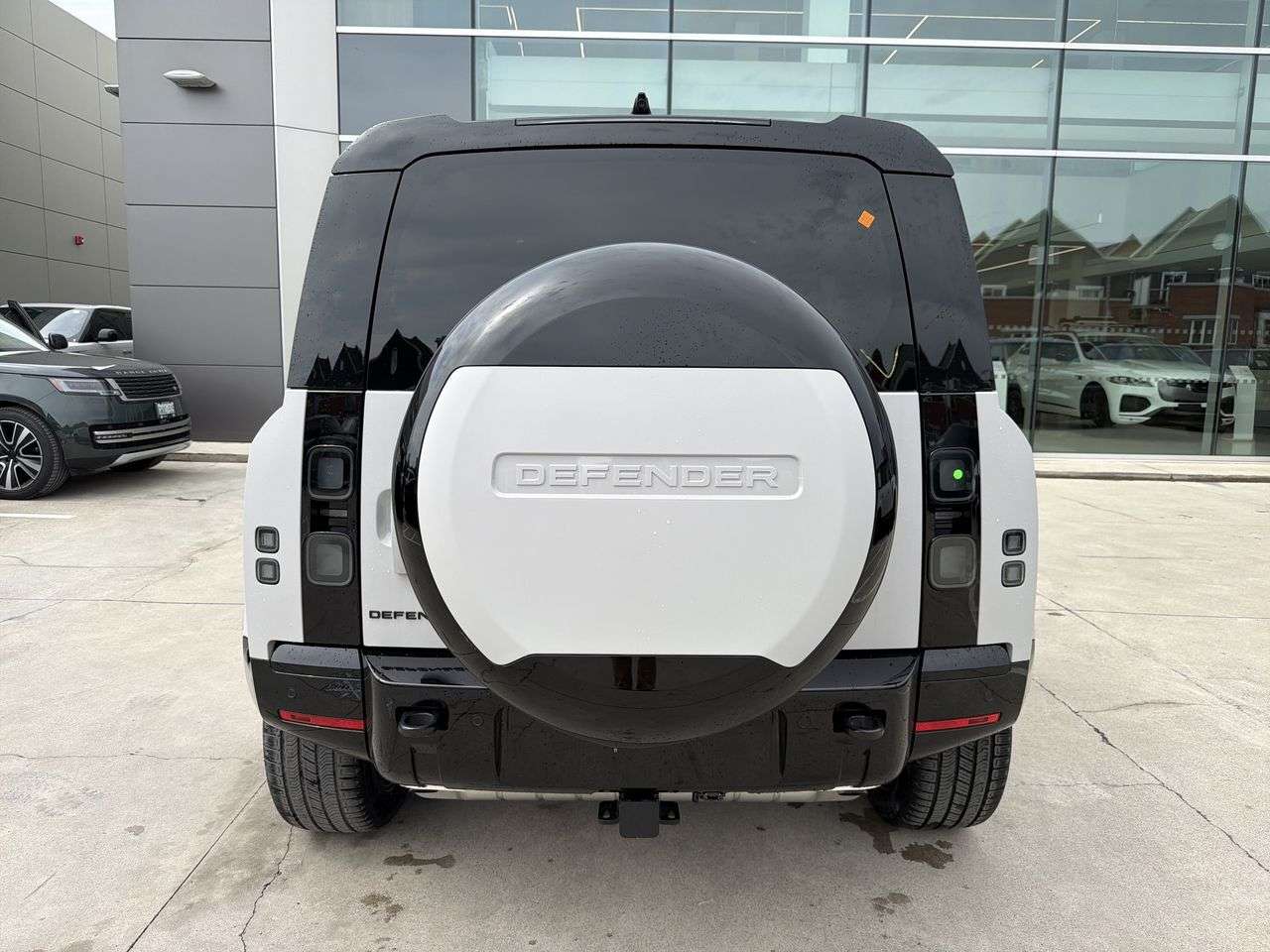 2026 Land Rover Defender 110 P400 X-Dynamic SE alt 4