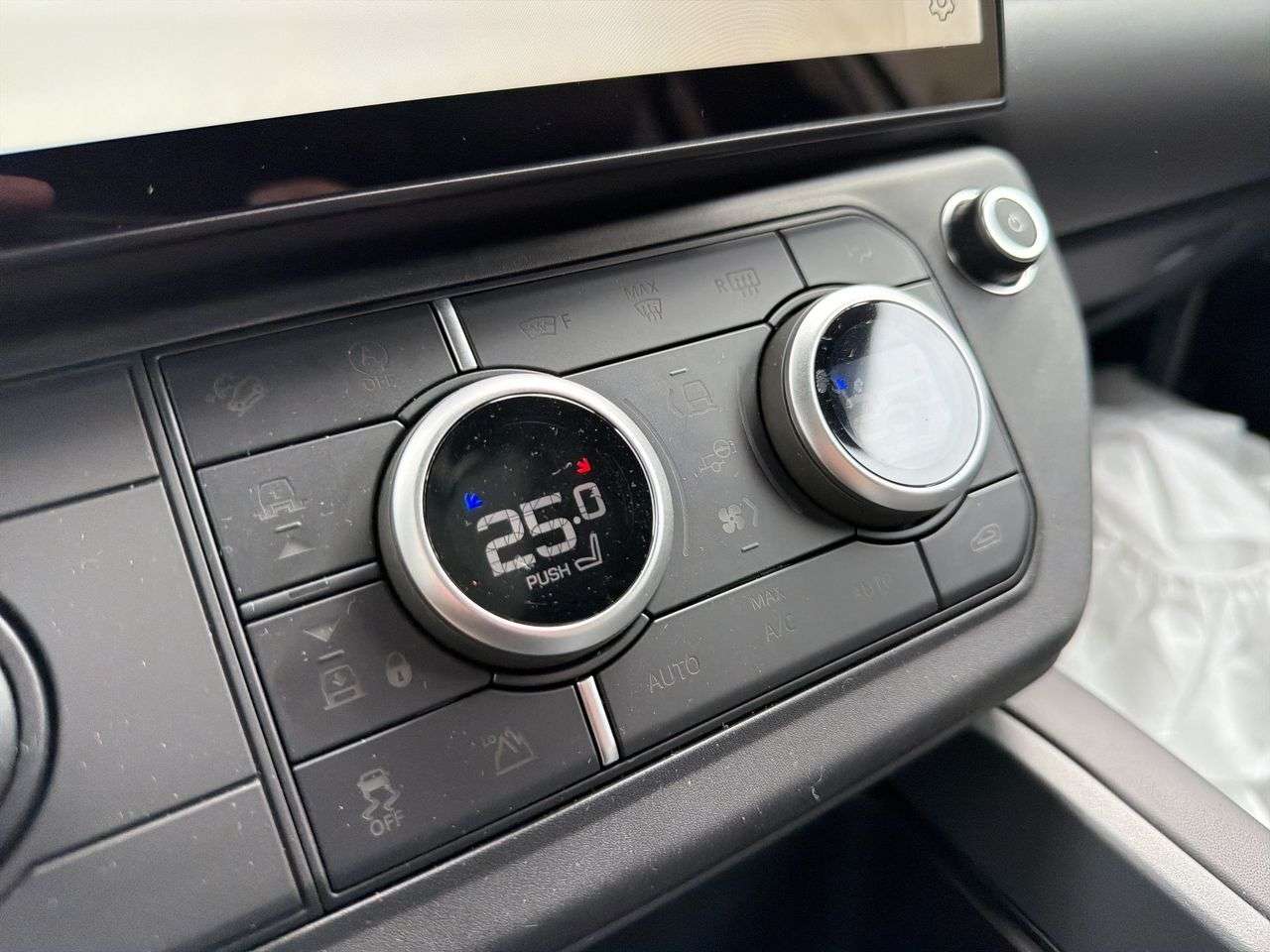 2026 Land Rover Defender 110 P400 X-Dynamic SE thumb 16