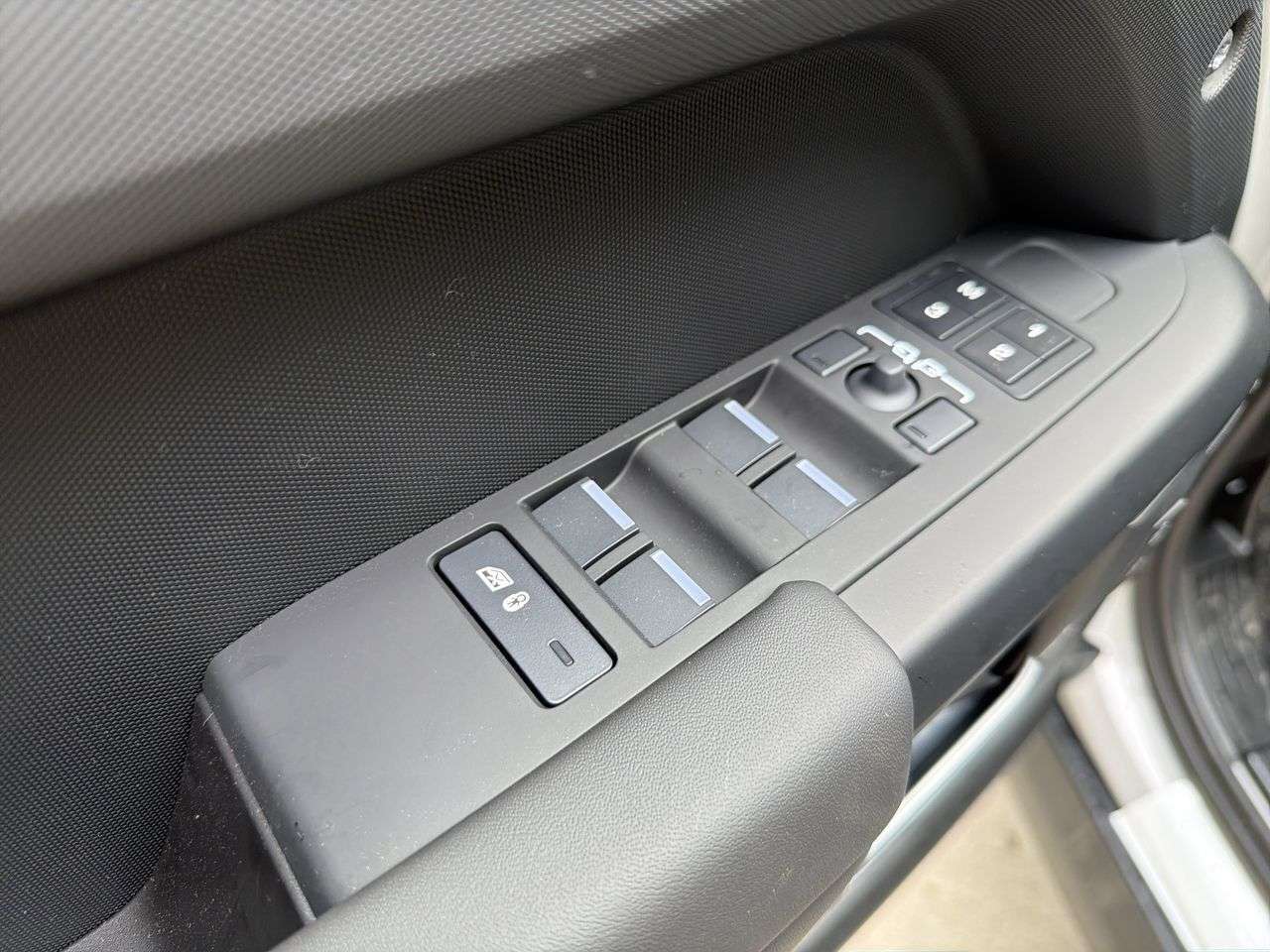 2026 Land Rover Defender 110 P400 X-Dynamic SE thumb 10