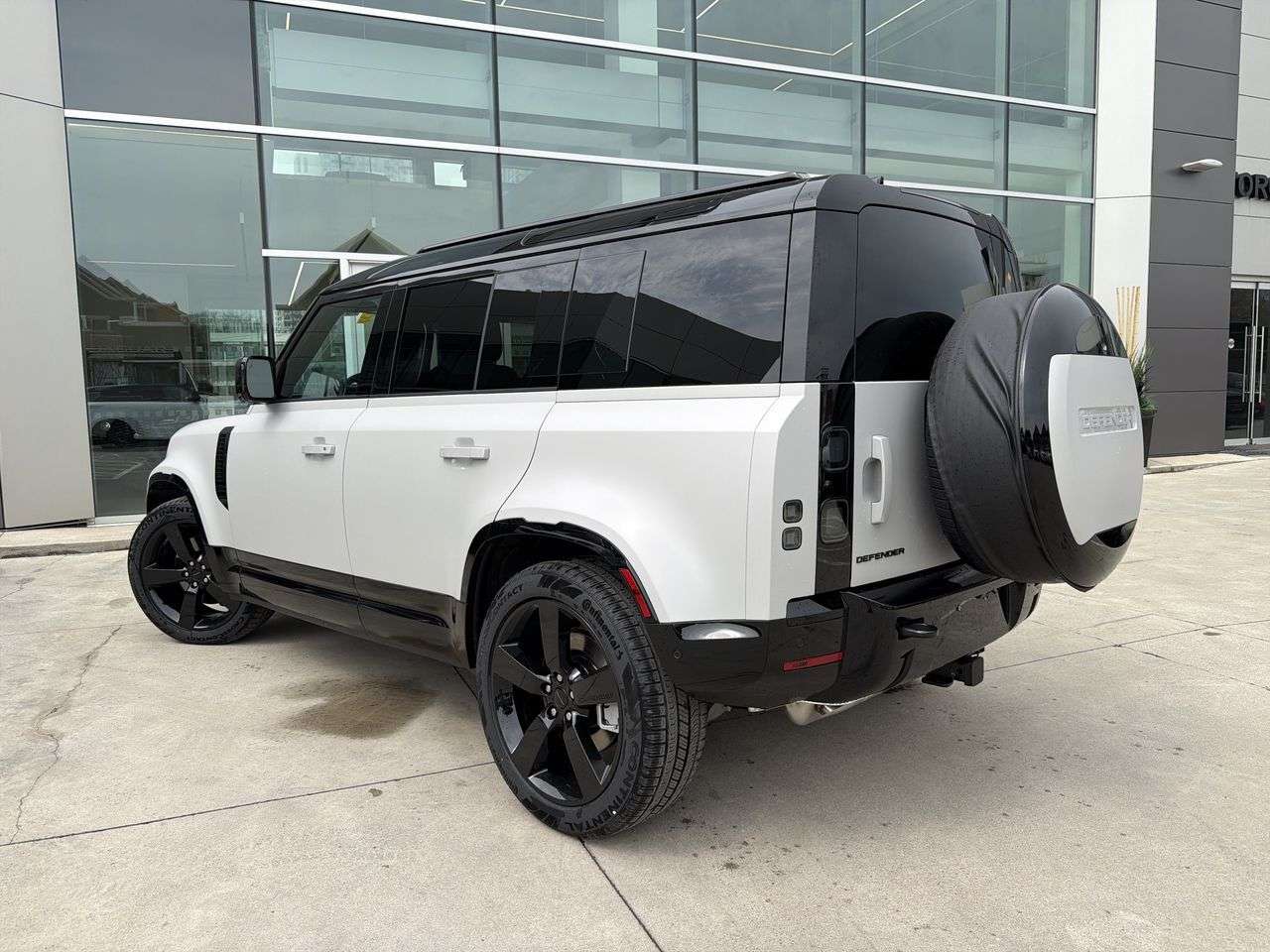 2026 Land Rover Defender 110 P400 X-Dynamic SE thumb 6
