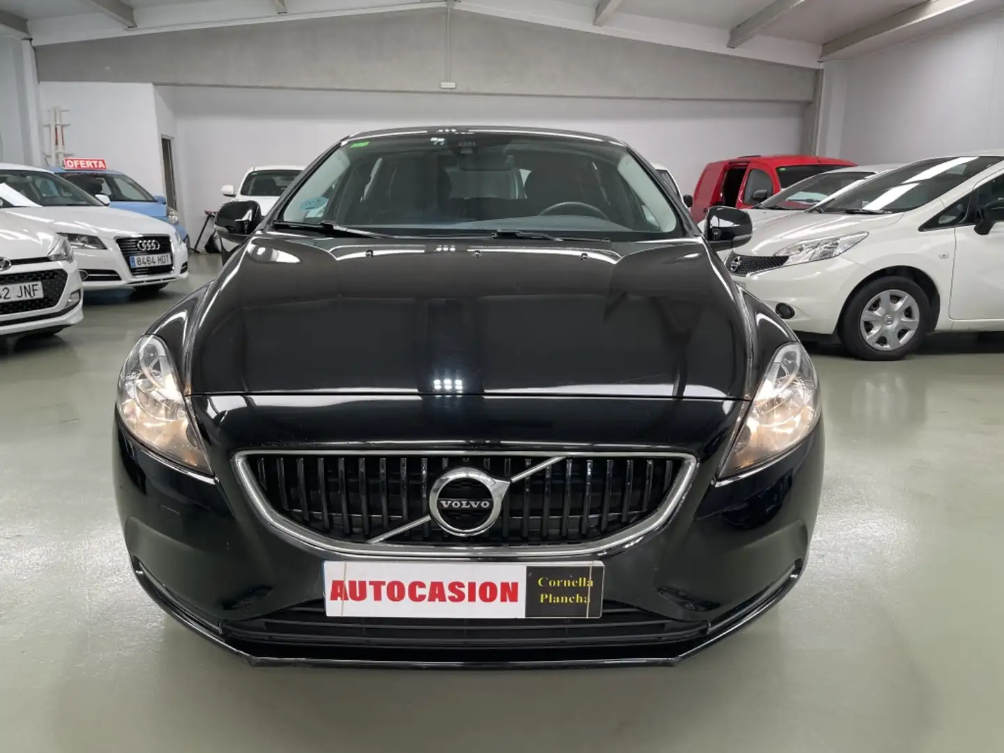 Volvo V40 T2 Momentum Schwarz - 1