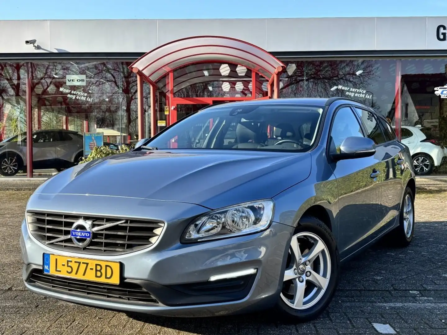 Volvo V60 V60 2.0 D2 Kinetic Grijs - 1